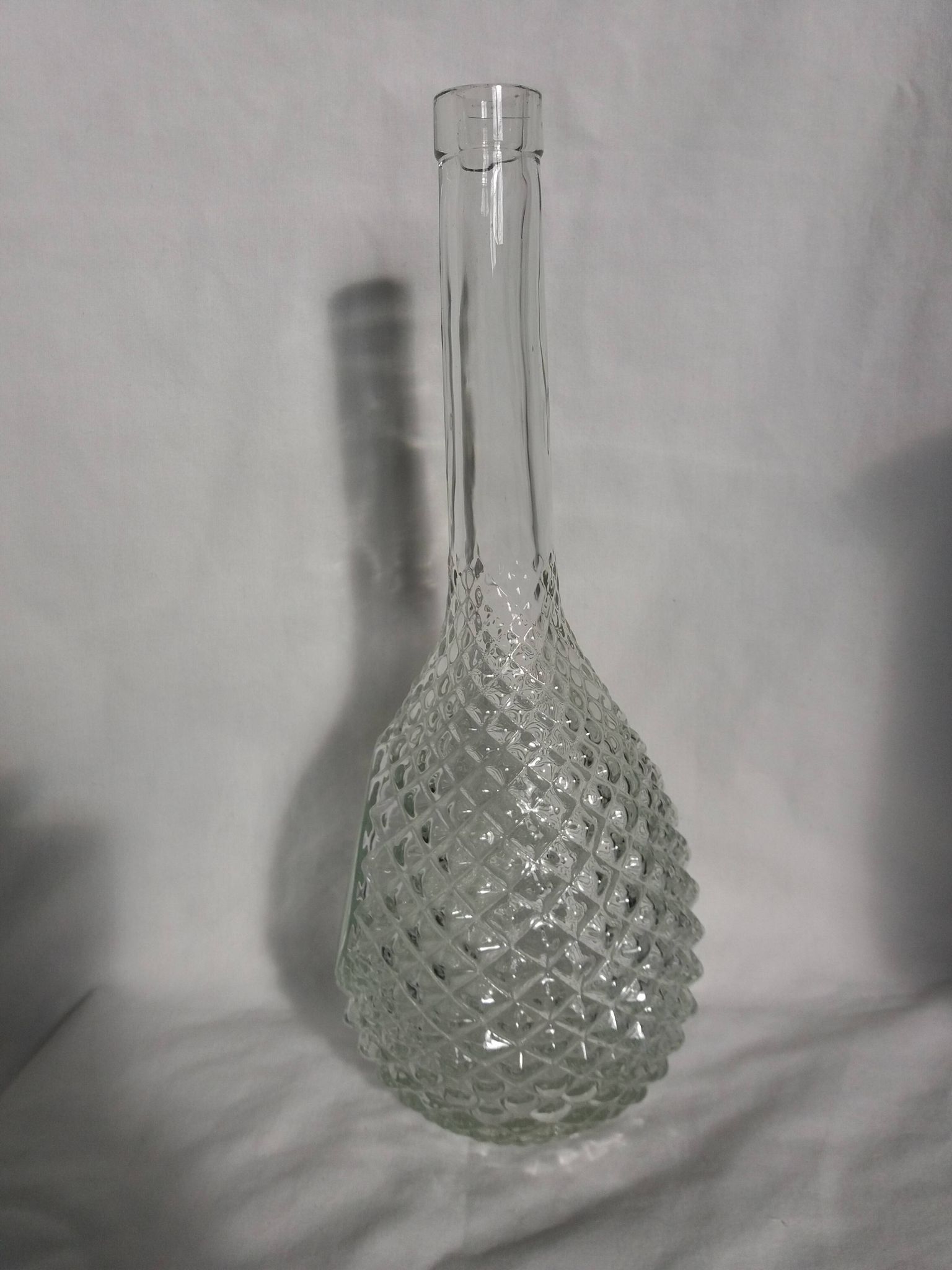 Carafe bouteille en verre décor pointe de diamant ananas