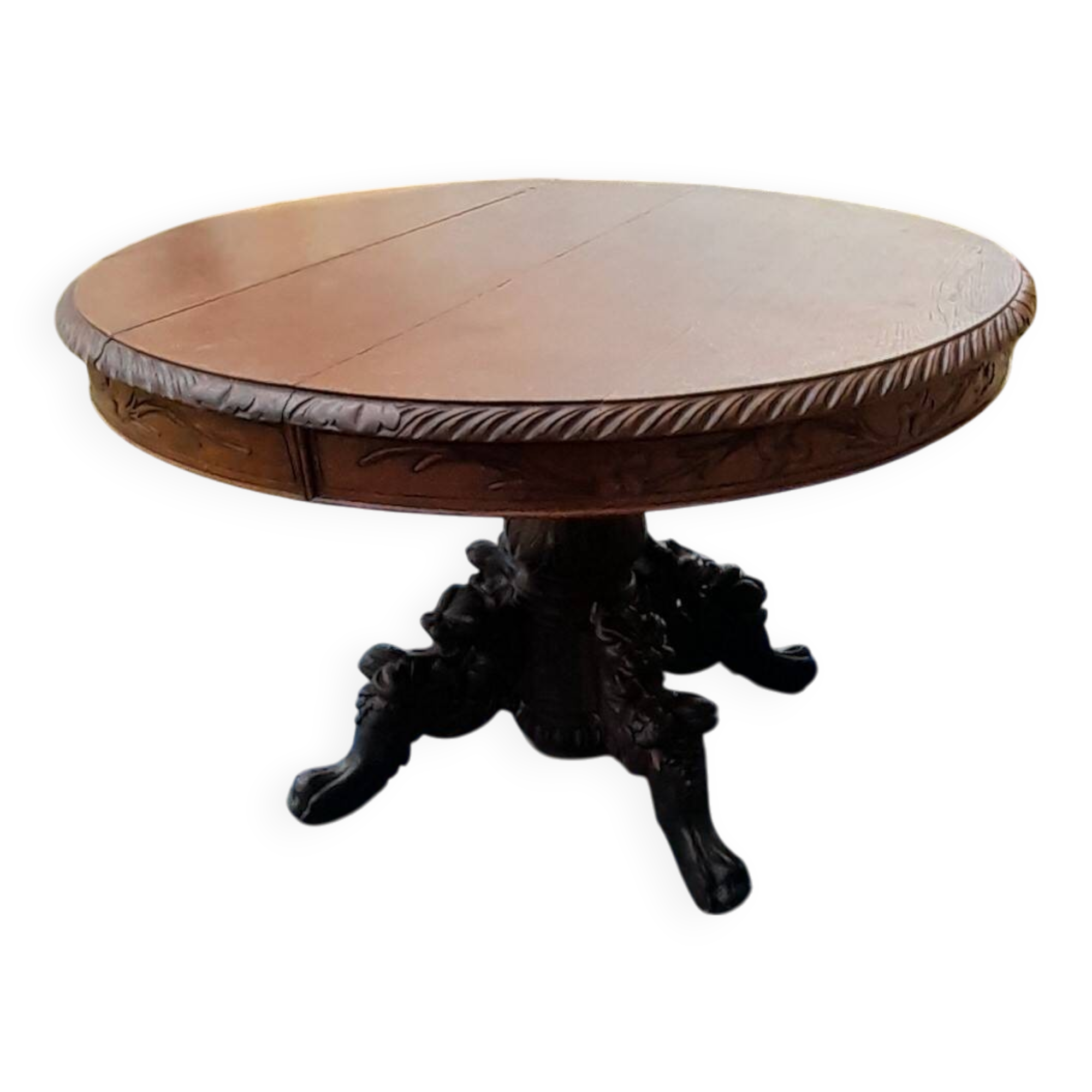 Round table in molded and carved oak with quill decoration, central shaft with 4 runners
