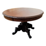 Round table in molded and carved oak with quill decoration, central shaft with 4 runners
