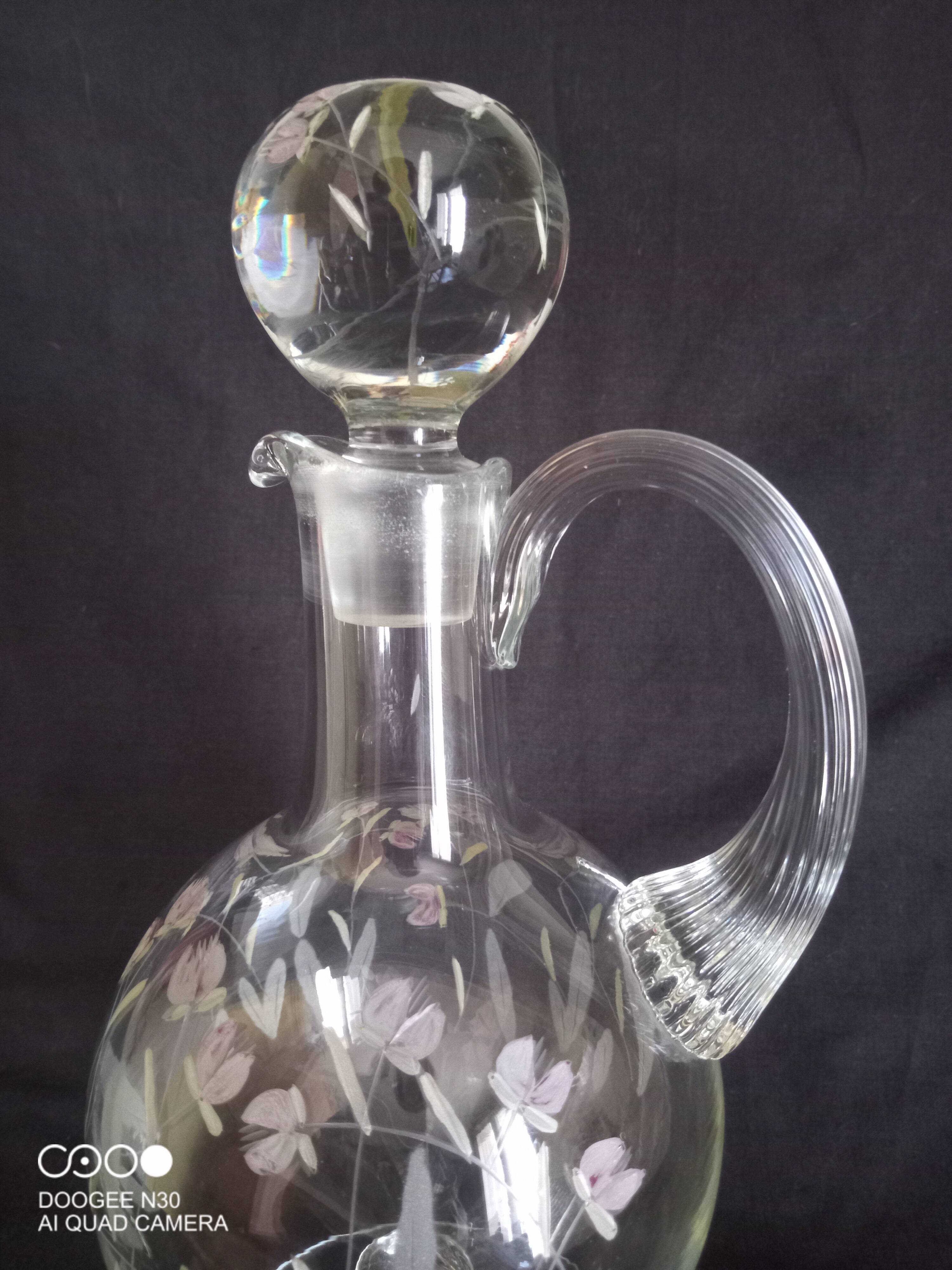 Carafe à vin sur pied, en verre taillé et émaillé