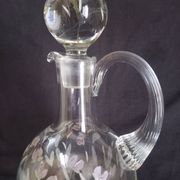 Carafe à vin sur pied, en verre taillé et émaillé