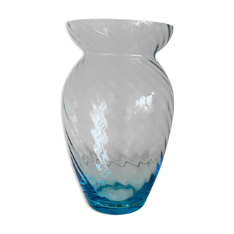 Vase tourbillonnant en verre bleu clair