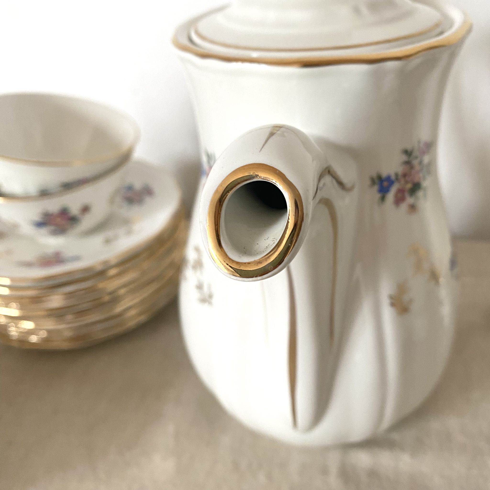 Antique tea set in Amandinoise porcelain