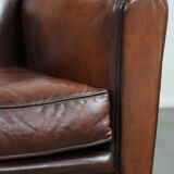 Ensemble de 2 fauteuils en peau de mouton au design art déco avec des couleurs chaudes.