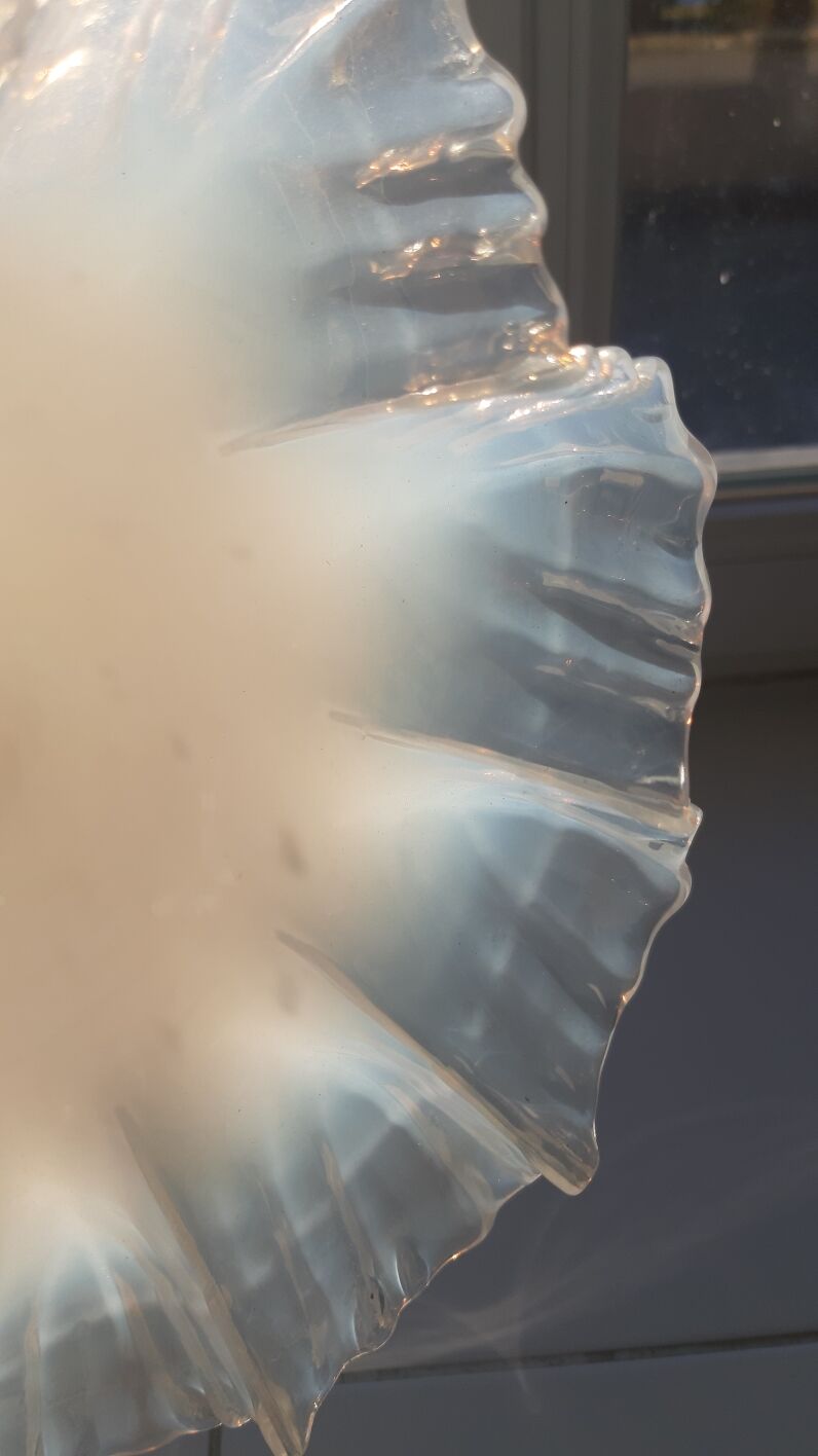 Opaline suspension opalescent glass