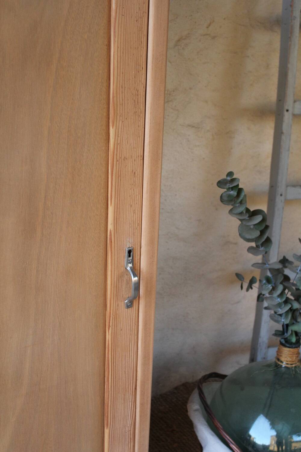 One-door wardrobe in the style of a bonnetière