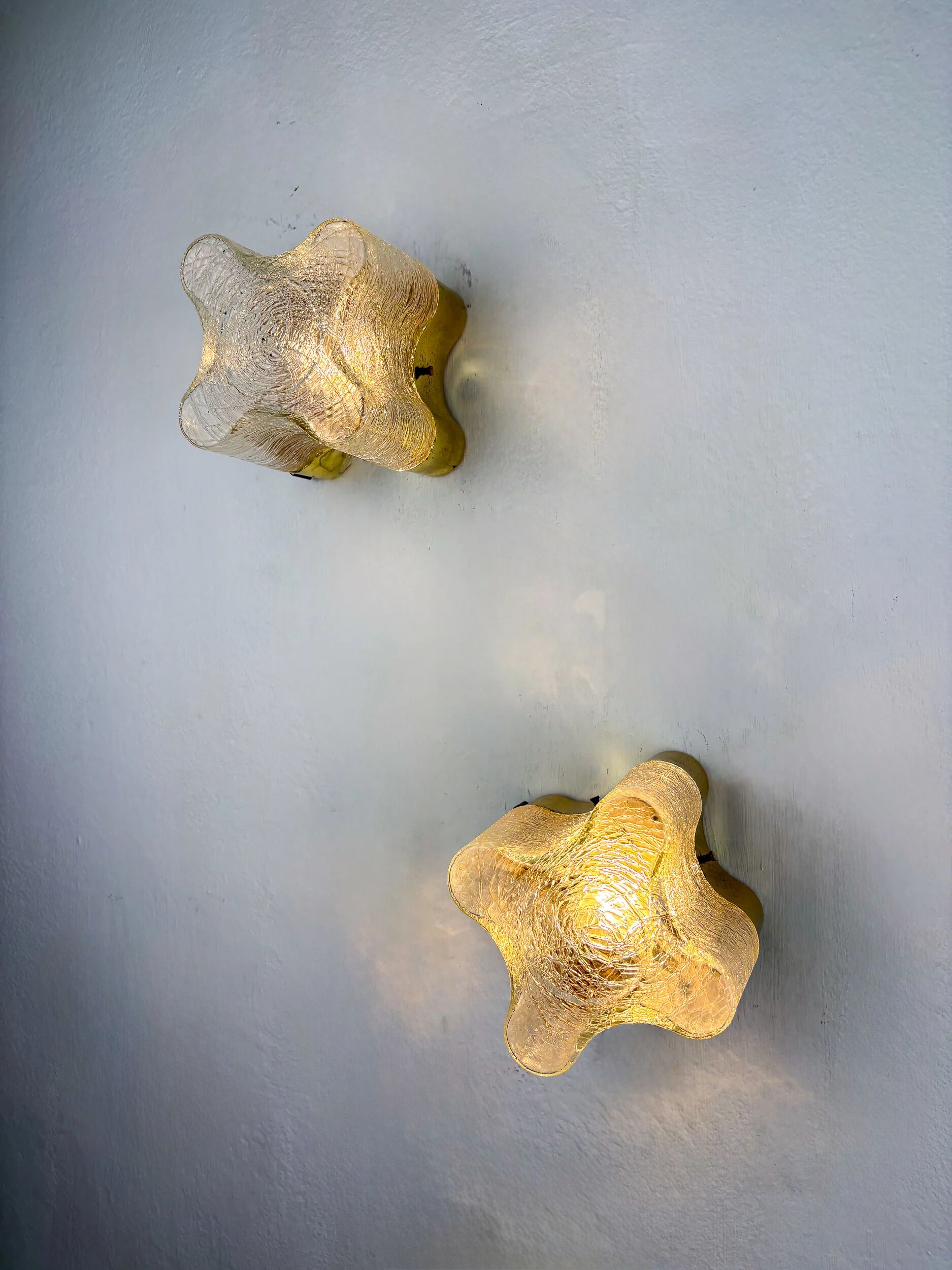 Paire de appliques murales Gaetano Sciolari pour Lightolier, verre dépoli de Murano, Italie années 1970.