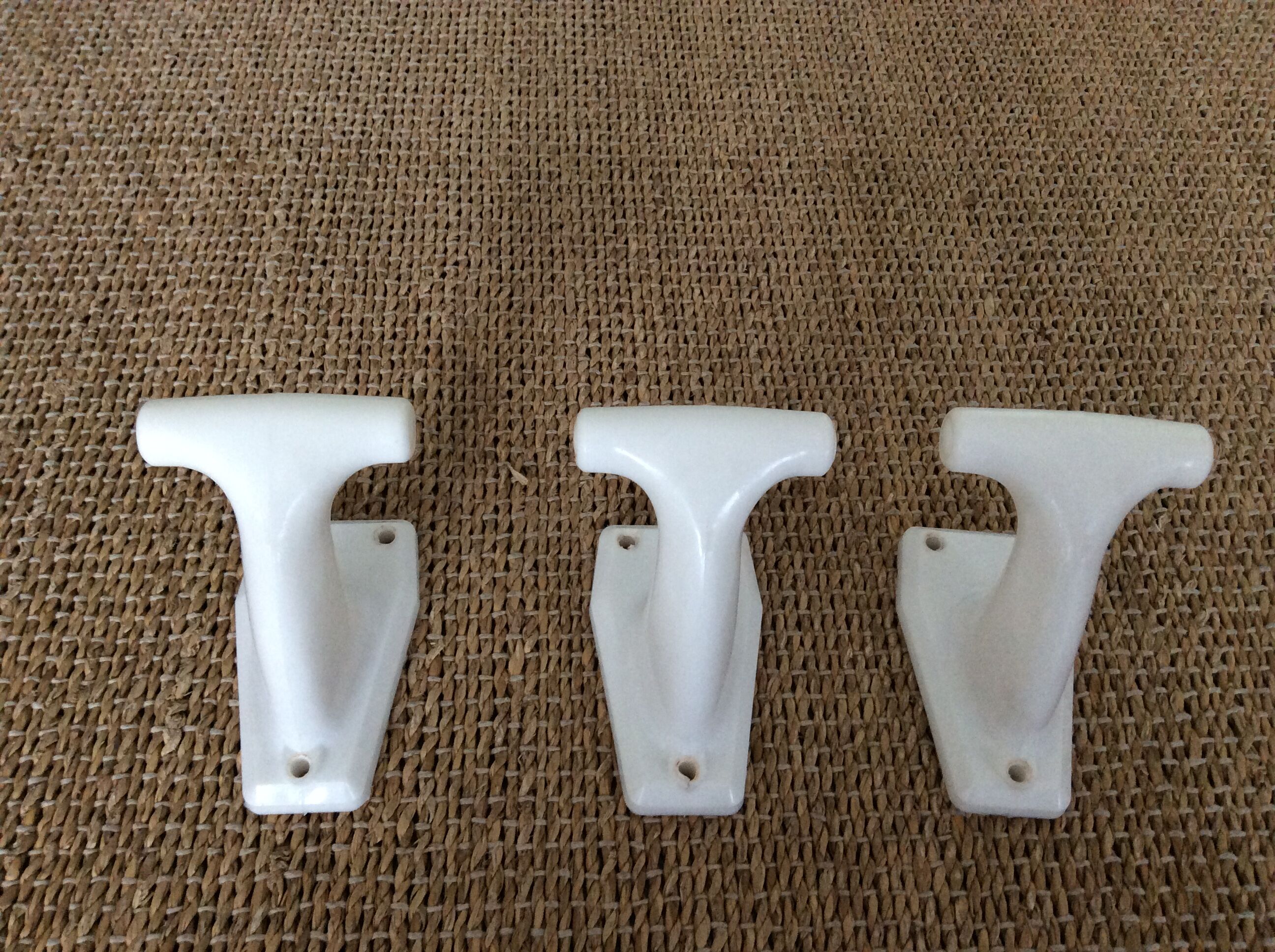 Series of 3 plastic hooks