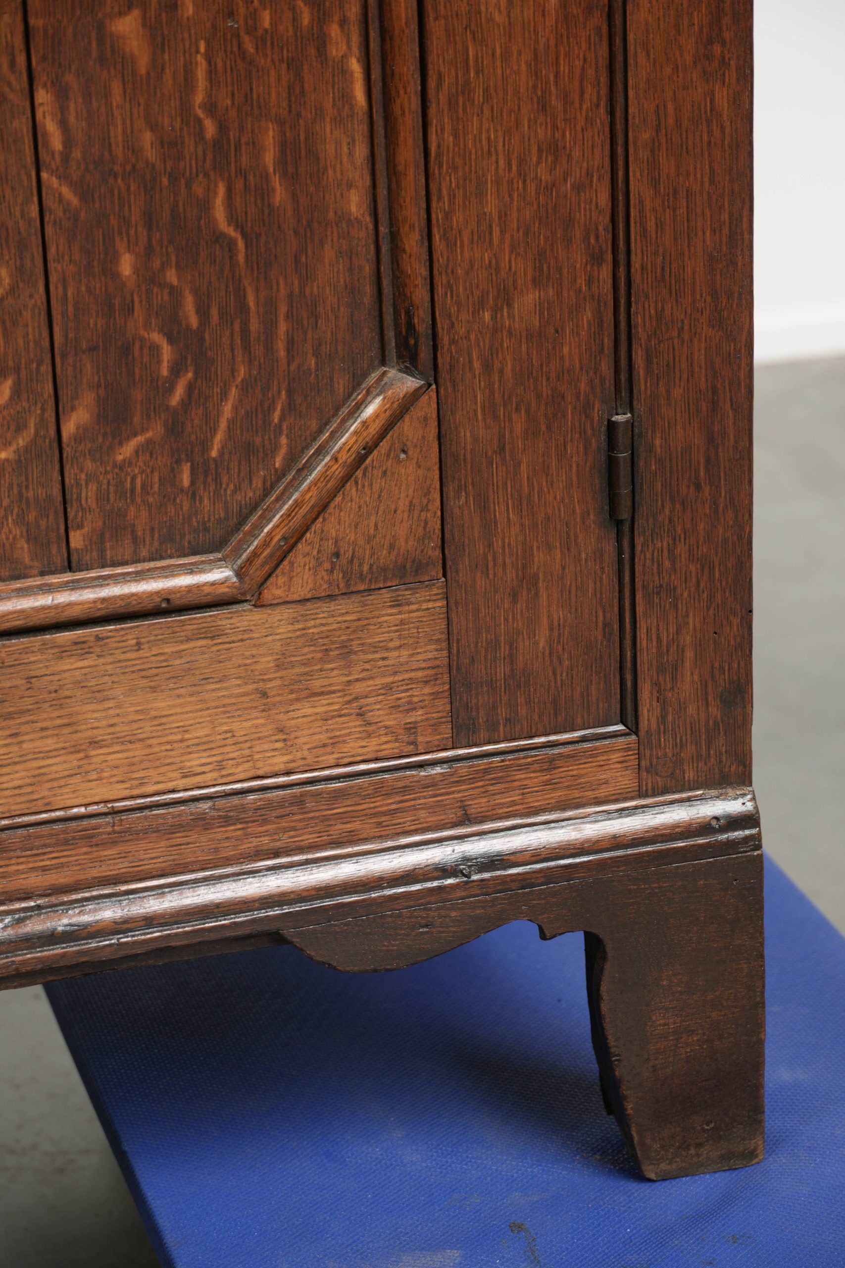 Antique 18th-century Welsh/English oak bookcase/buffet with original glass