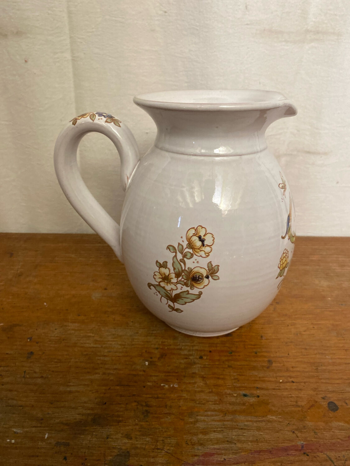 Pichet ancien en céramique de Moustiers blanche décor peint, France