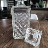 Square whisky decanter in faceted glass and airtight cap
