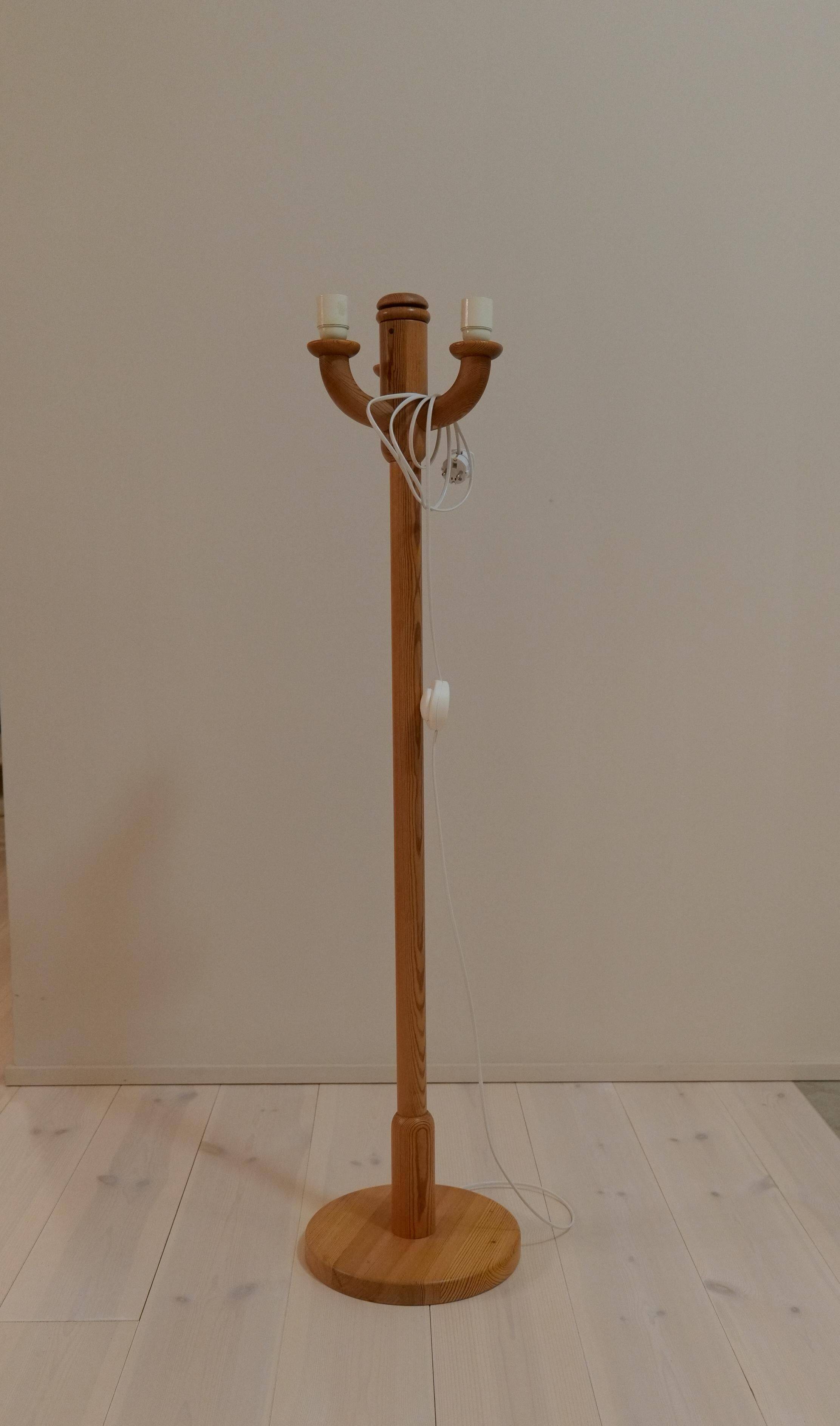 Sculptural modern floor lamps in pine, Sweden 1970s.