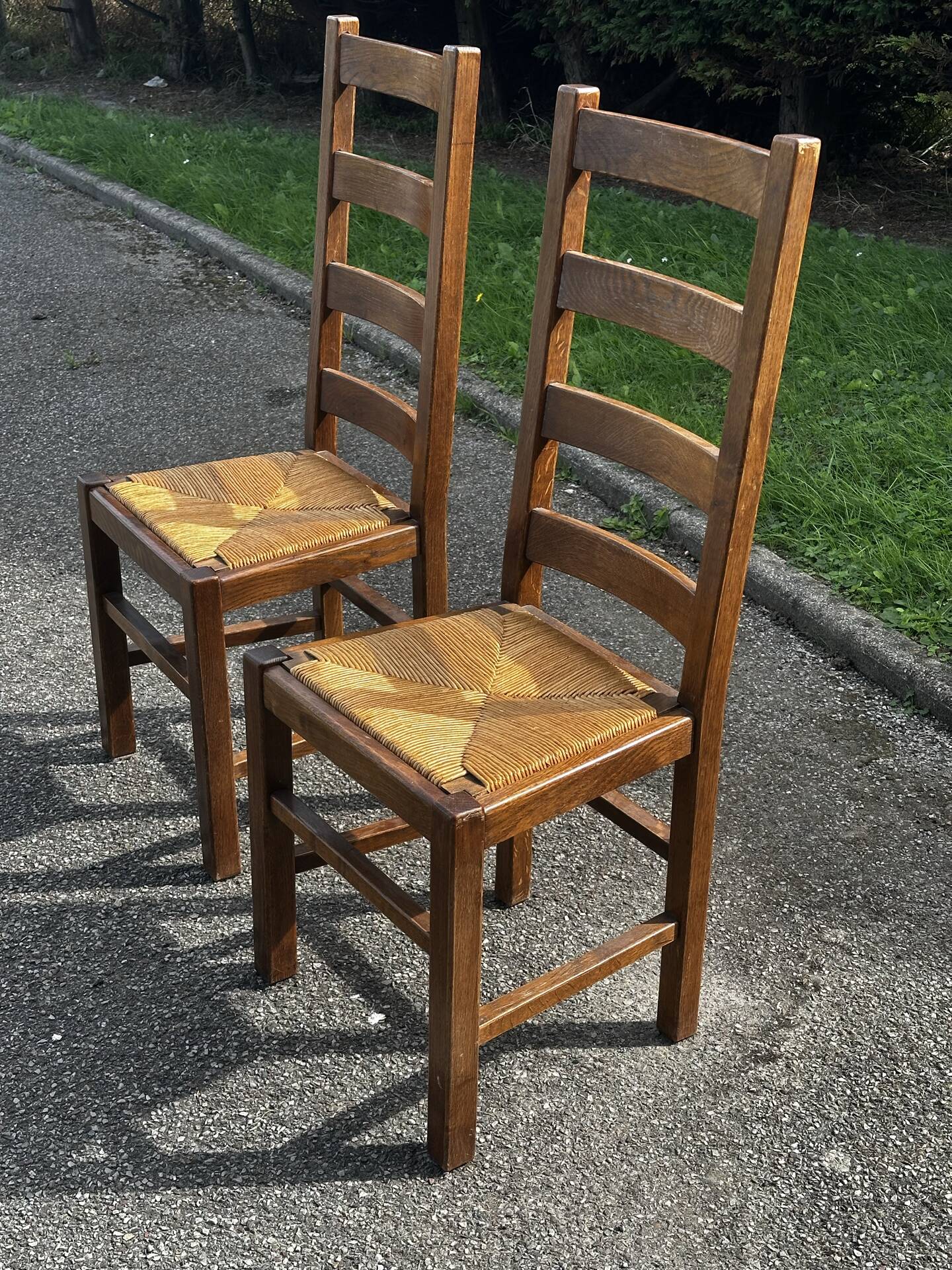 Paire de chaises en chêne et paille – années 50