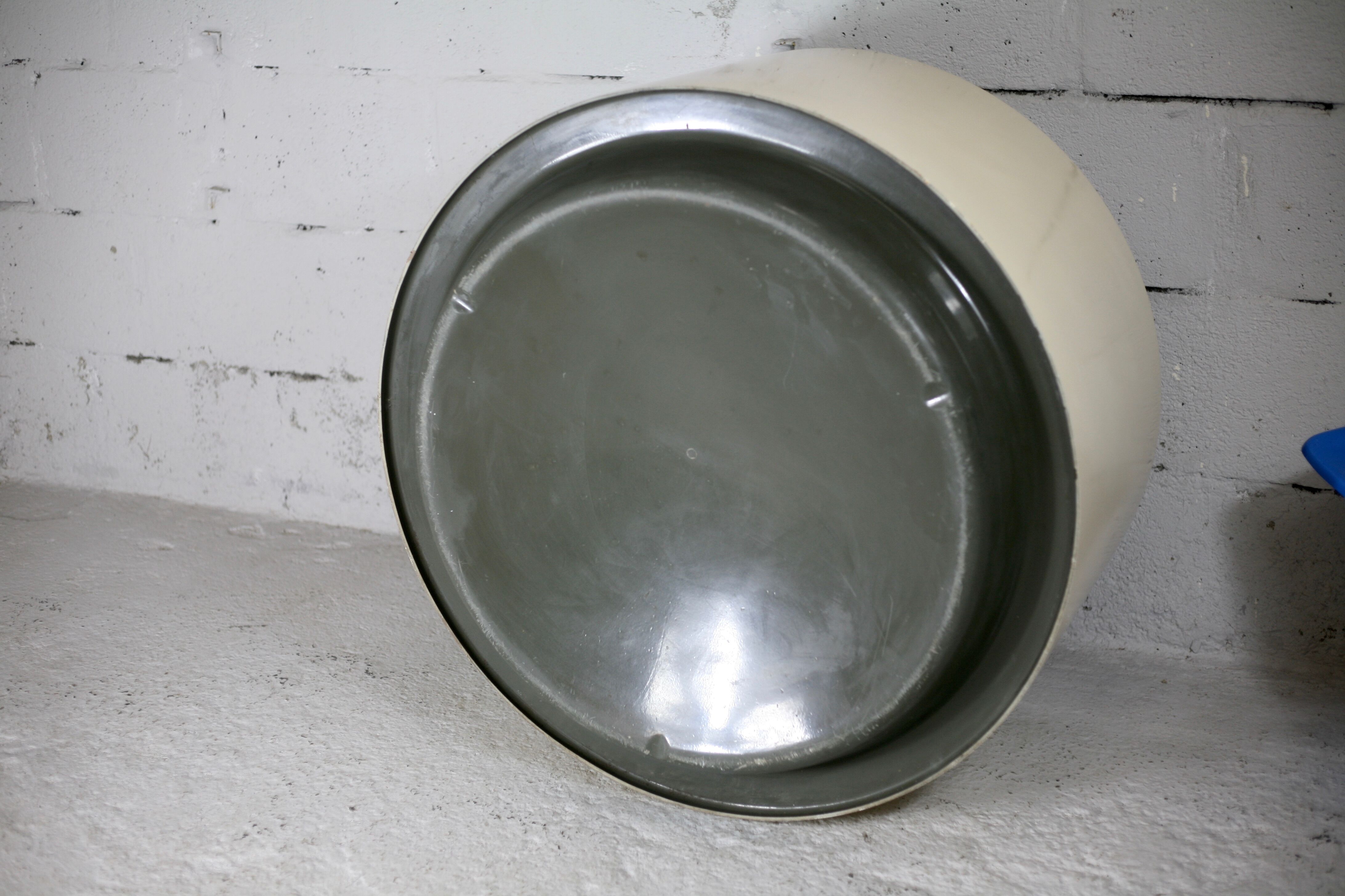 Important cylindrical planter in cream lacquered fiberglass, circa 1970