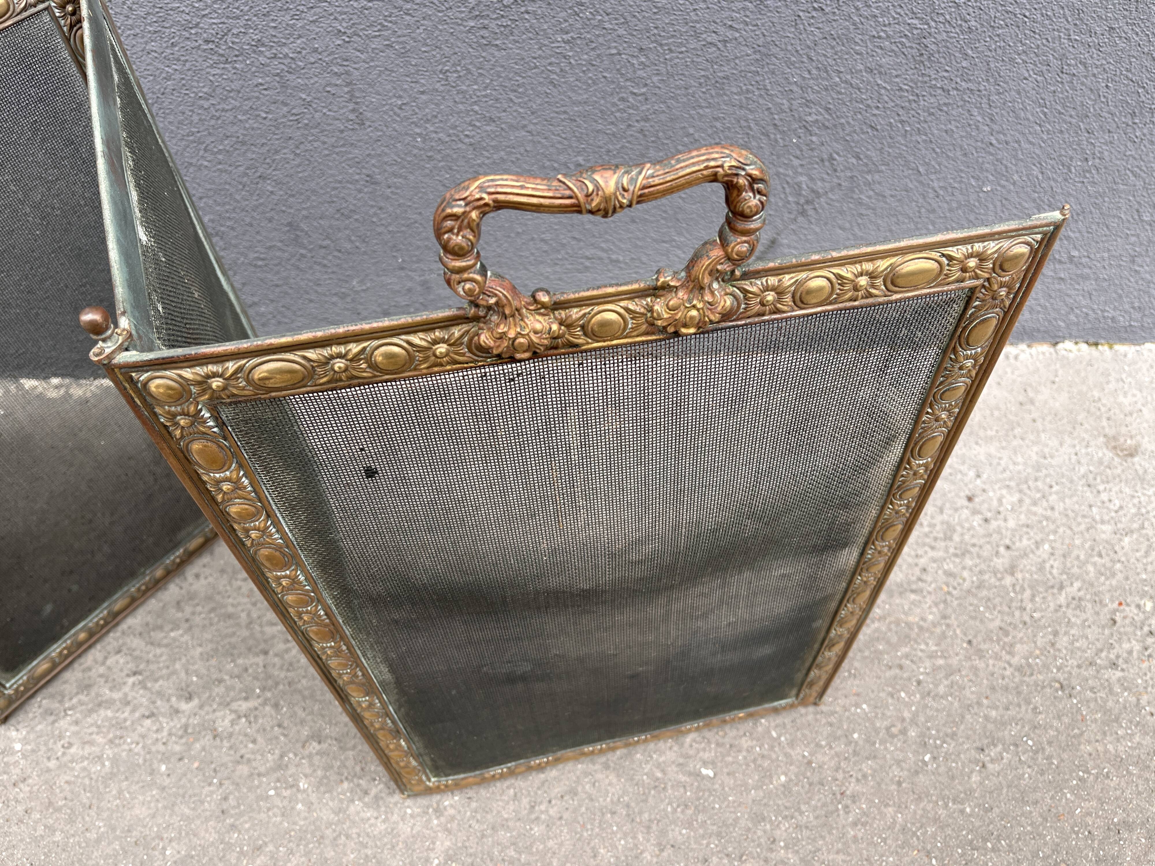 Antique fireplace screen in copper and brass from the 19th century.