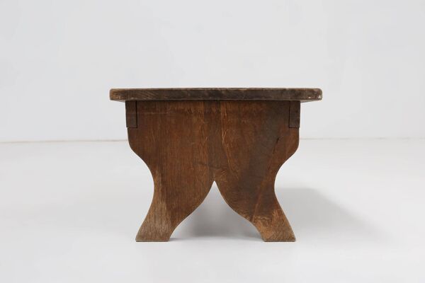 Petit tabouret en bois rustique avec base courbée, France, années 1900.
