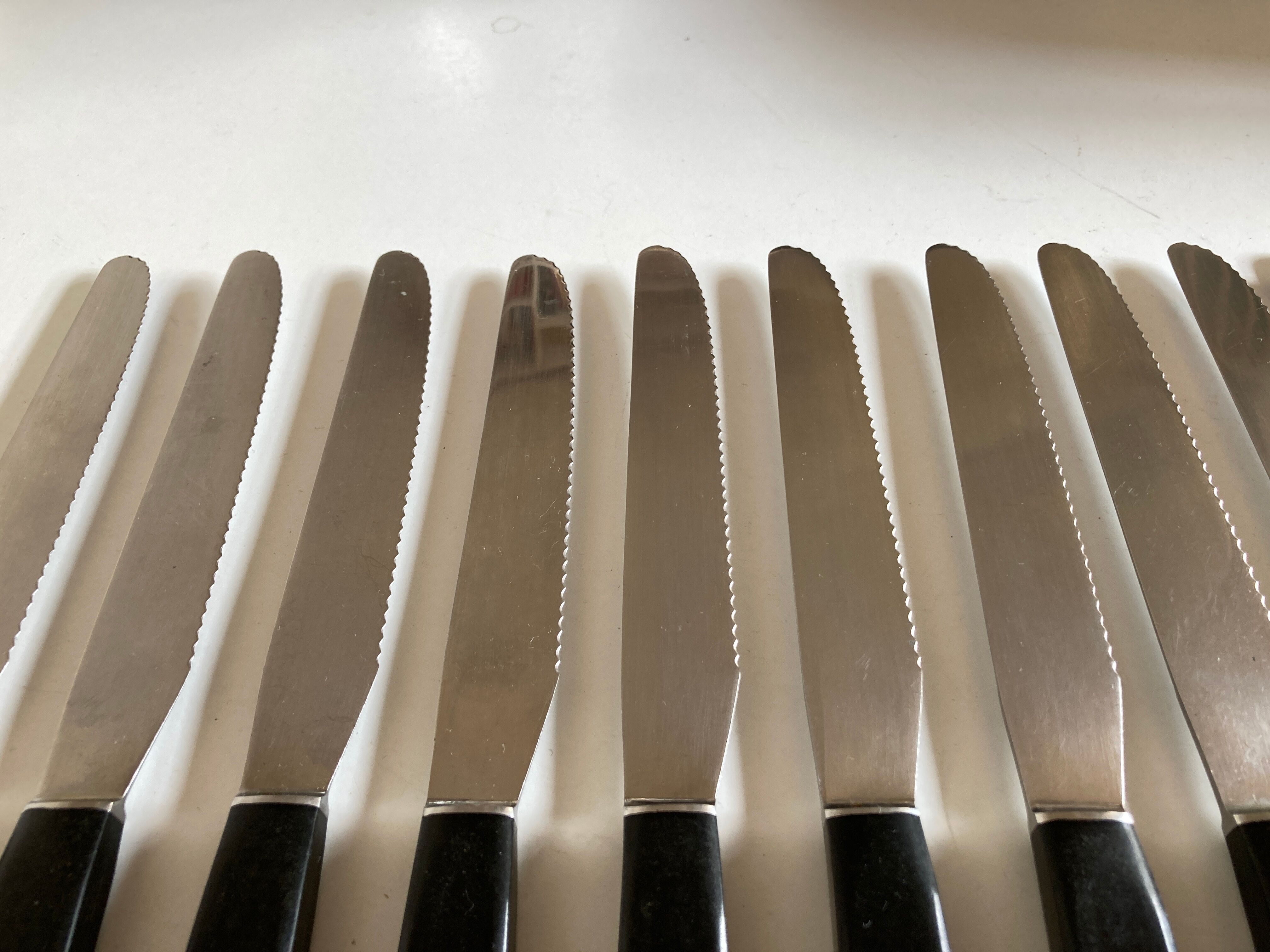 Set de 12 couteaux de brasserie en bakélite noire
