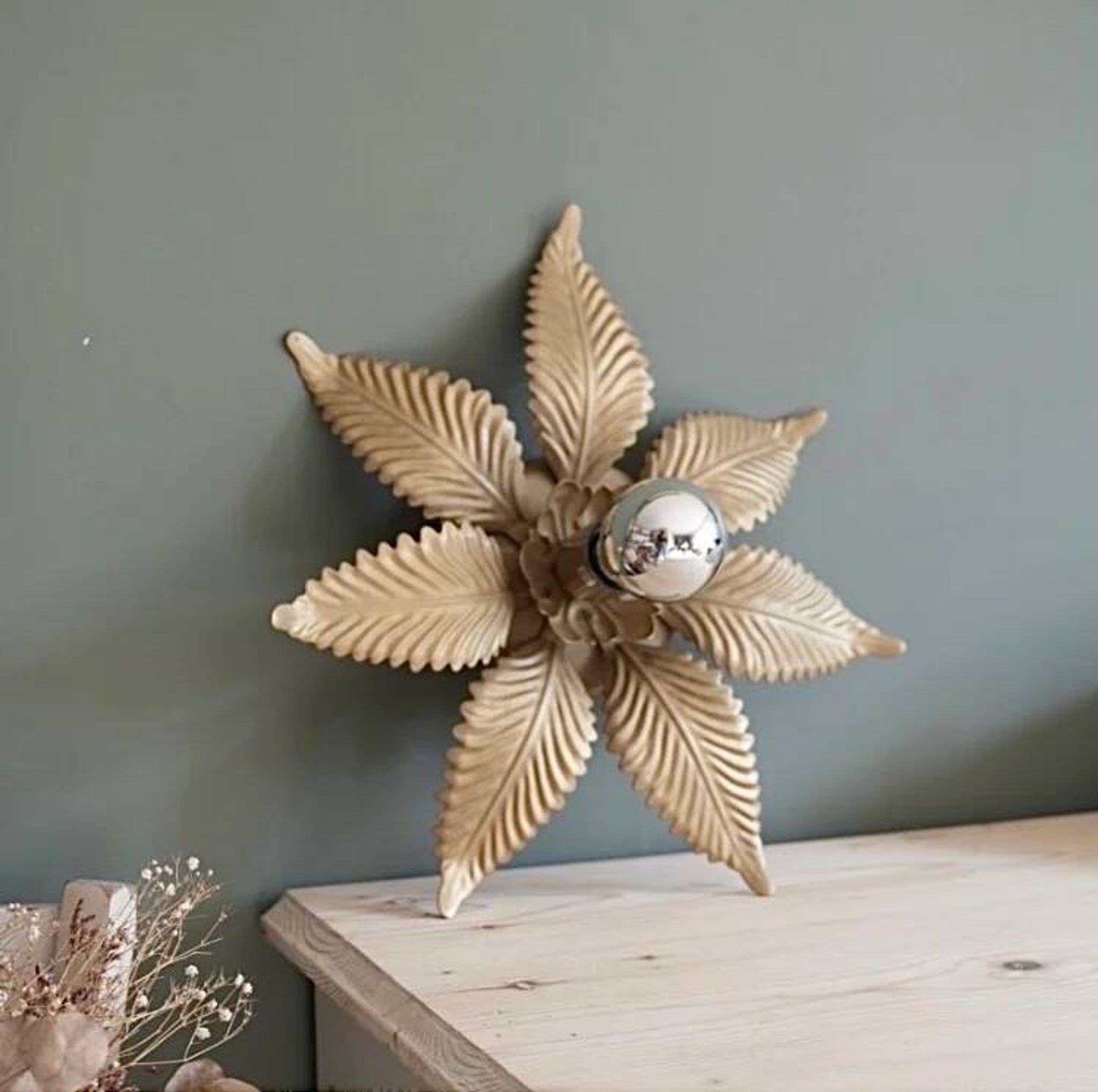 Wall light or ceiling light flower in gold metal