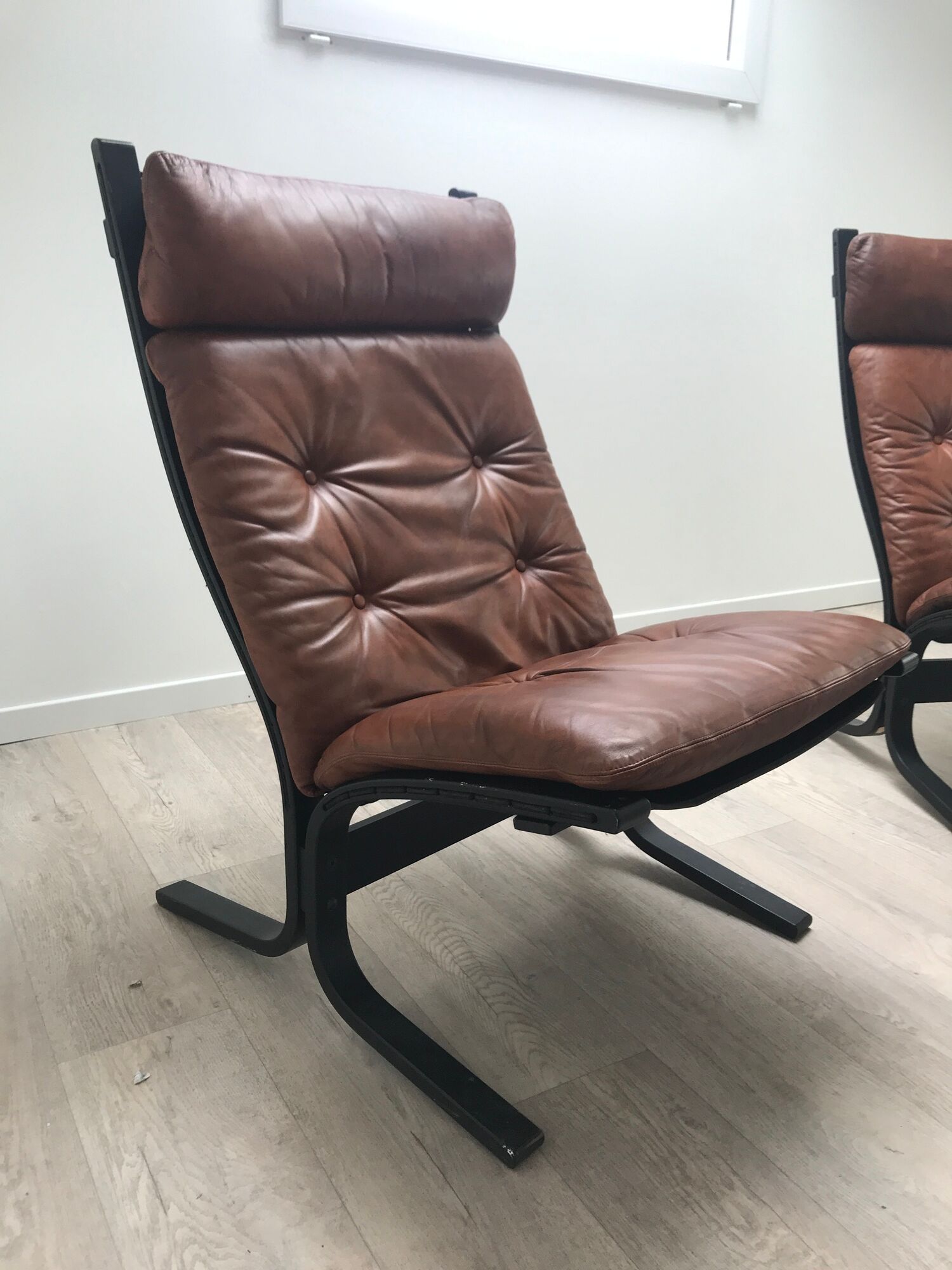 Westnofa Pair of armchairs and footrest siesta brown leather