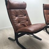 Paire de fauteuils et repose pieds Siesta cuir marron, Ingmar Relling, Westnofa