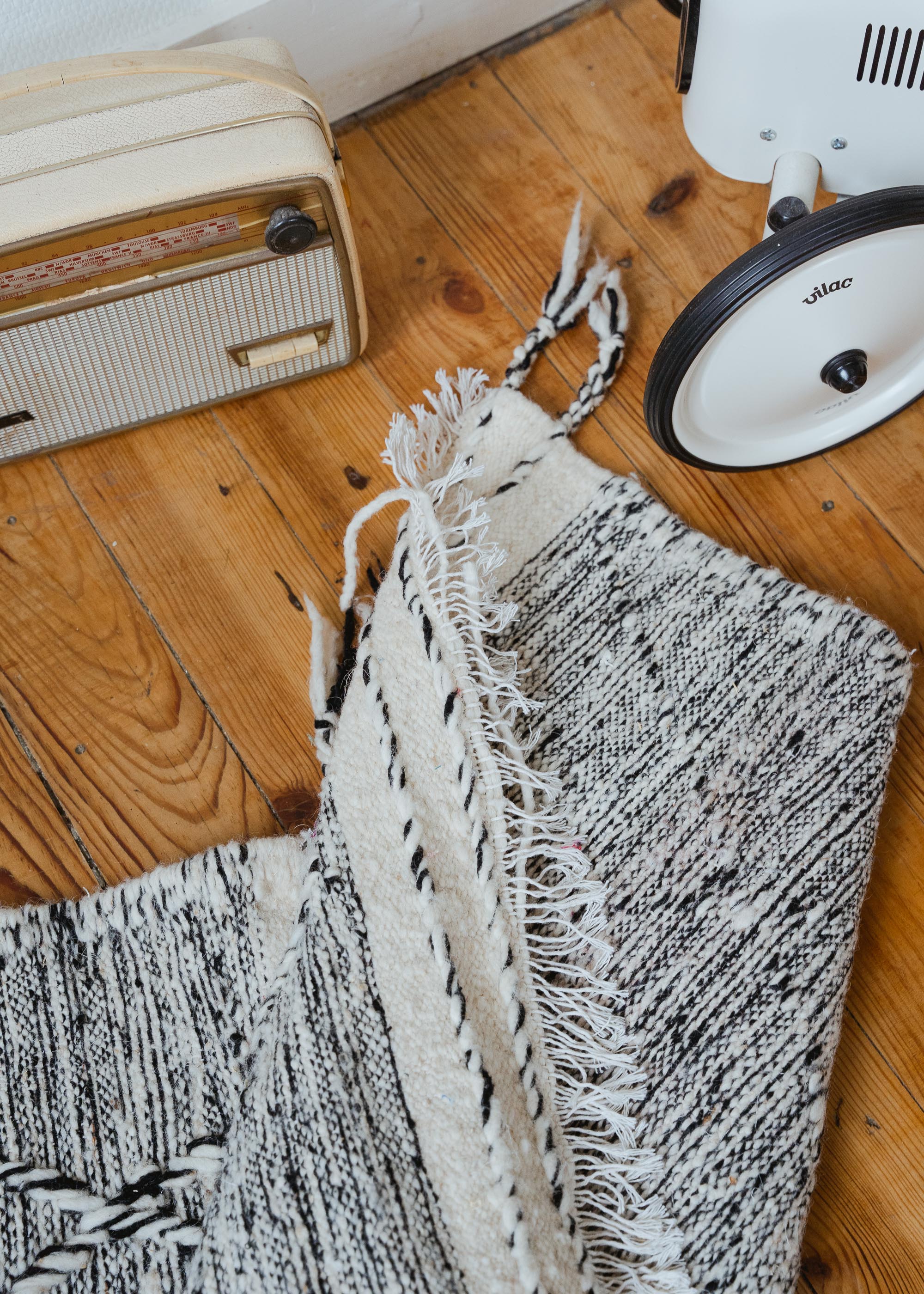 Berber carpet Zanafi - 100% black and white wool - 115 cm x 60 cm