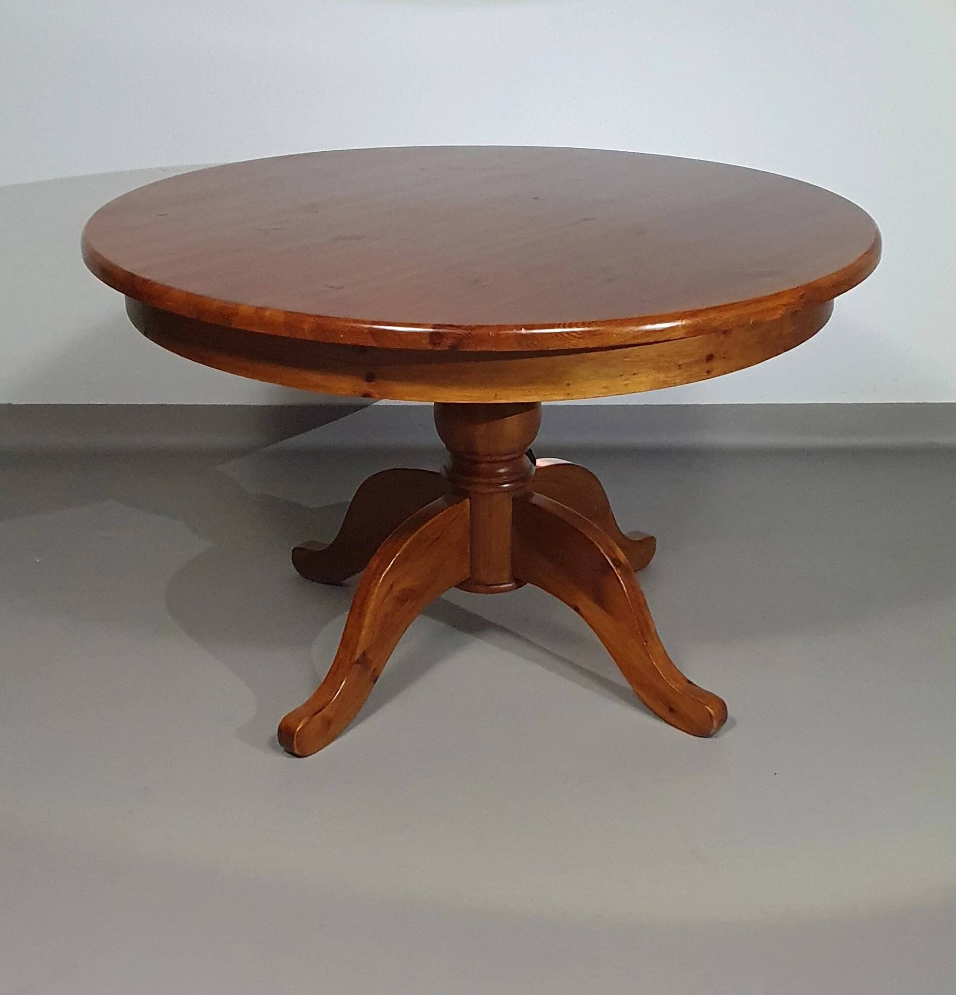 Table à manger en bois de pin des années 70 / table à pieds en colonne en bois au design à 4 pieds avec plateau rond