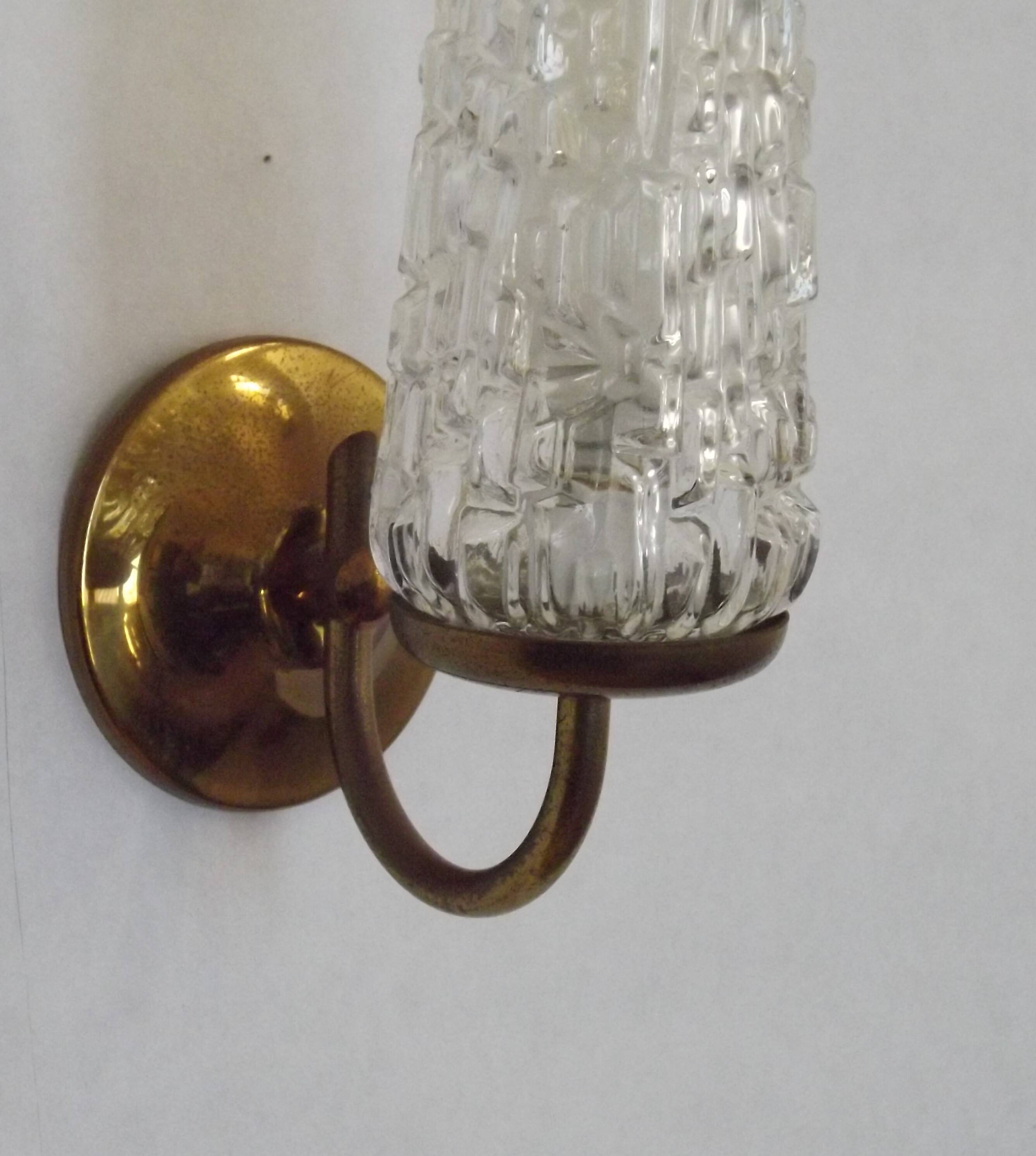 Paire d'appliques en métal doré et verre moulé, France vers 1960