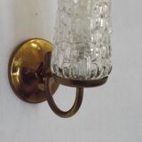 Paire d'appliques en métal doré et verre moulé, France vers 1960