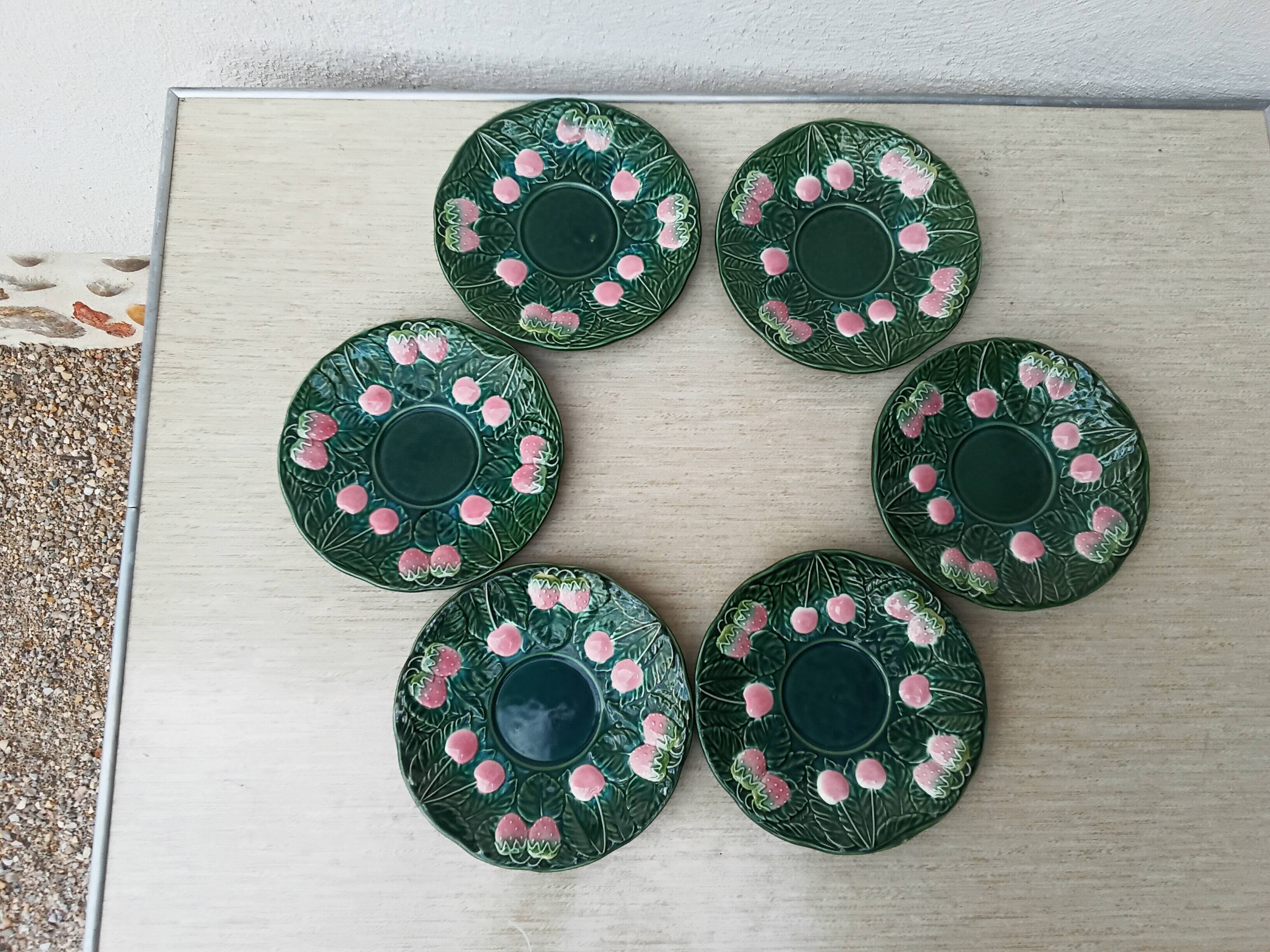 Six dessert plates in earthenware.