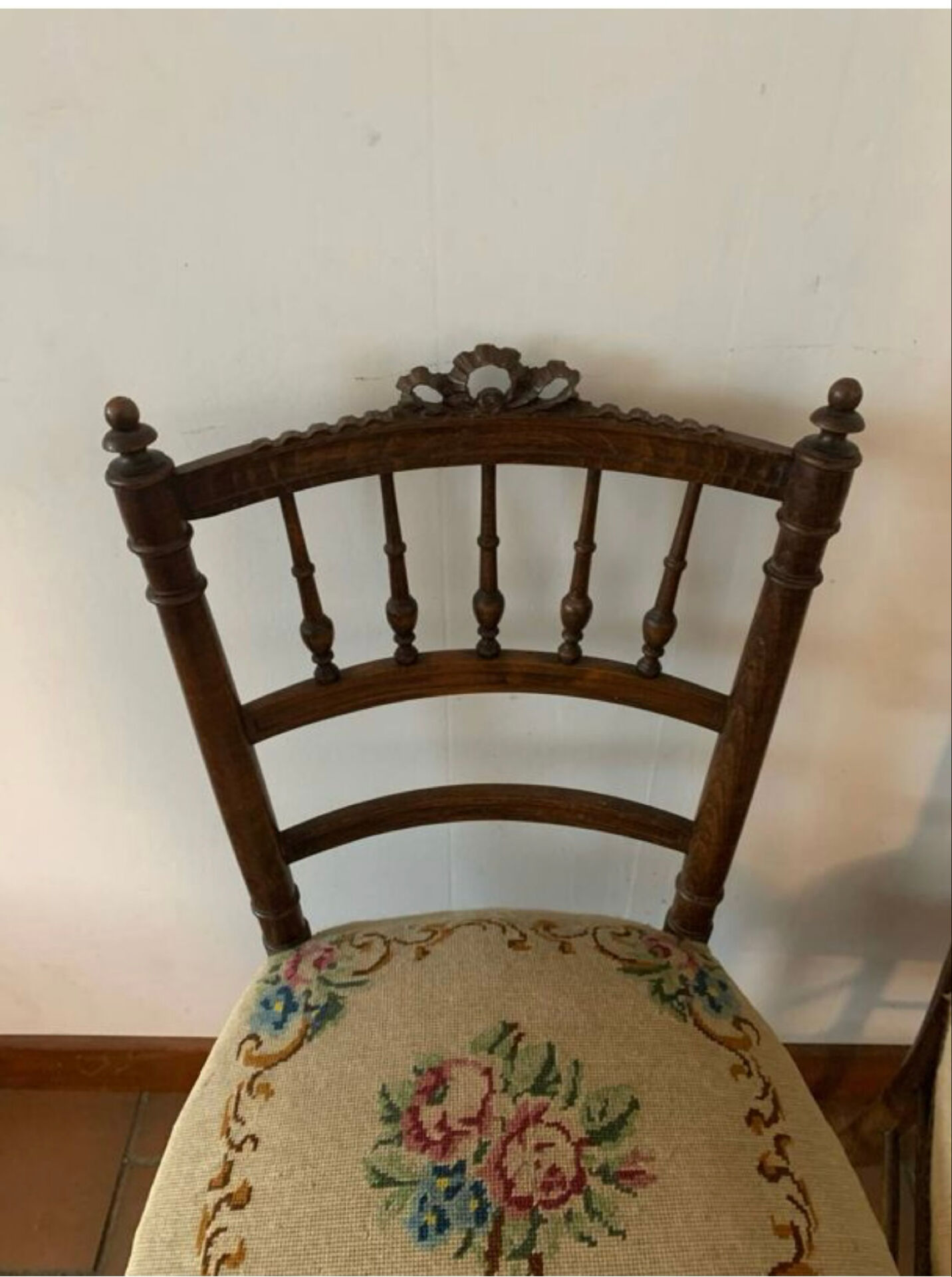 Paires de chaises tissu fleuri aux dames de France