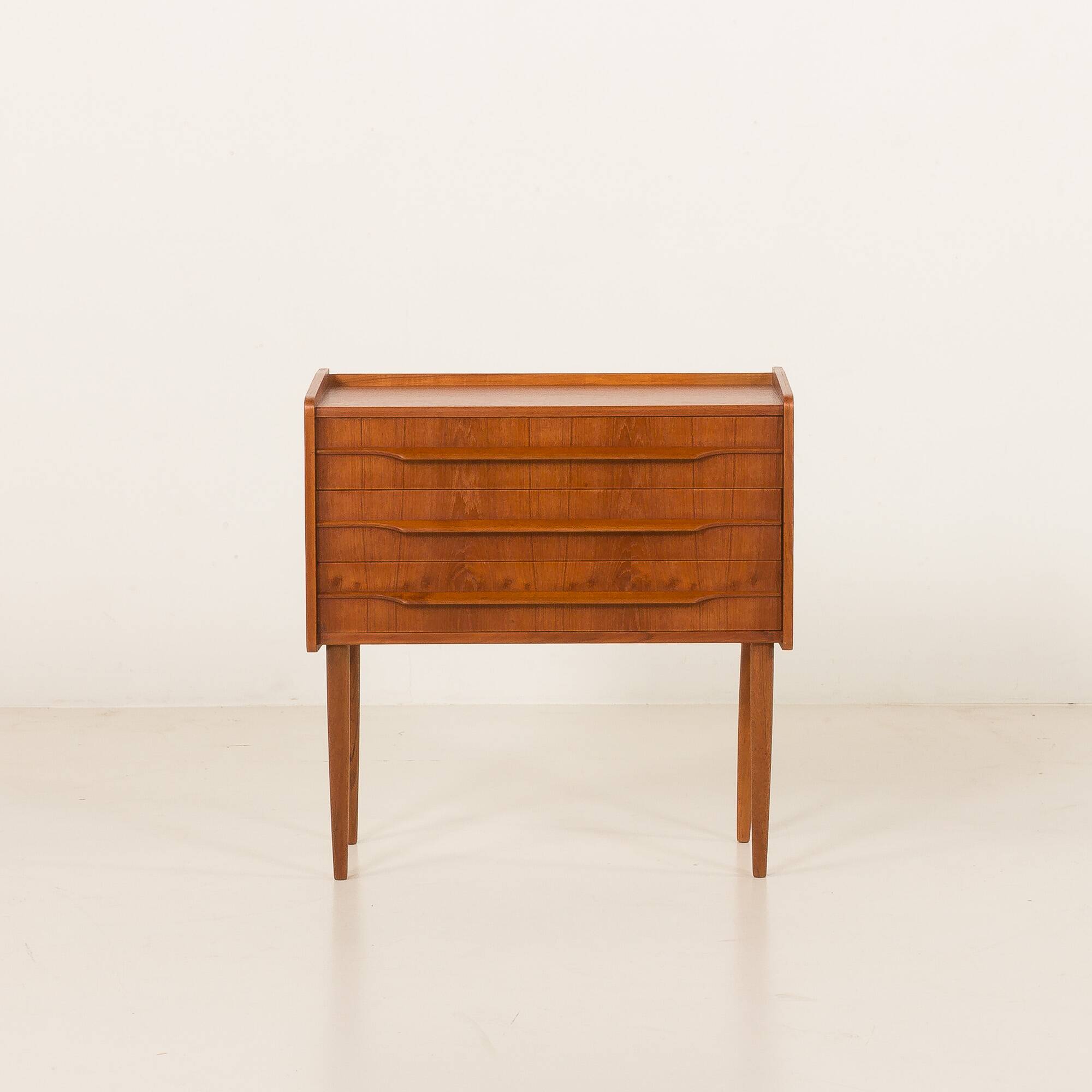 Commode, table de chevet danoise en teck, années 1960