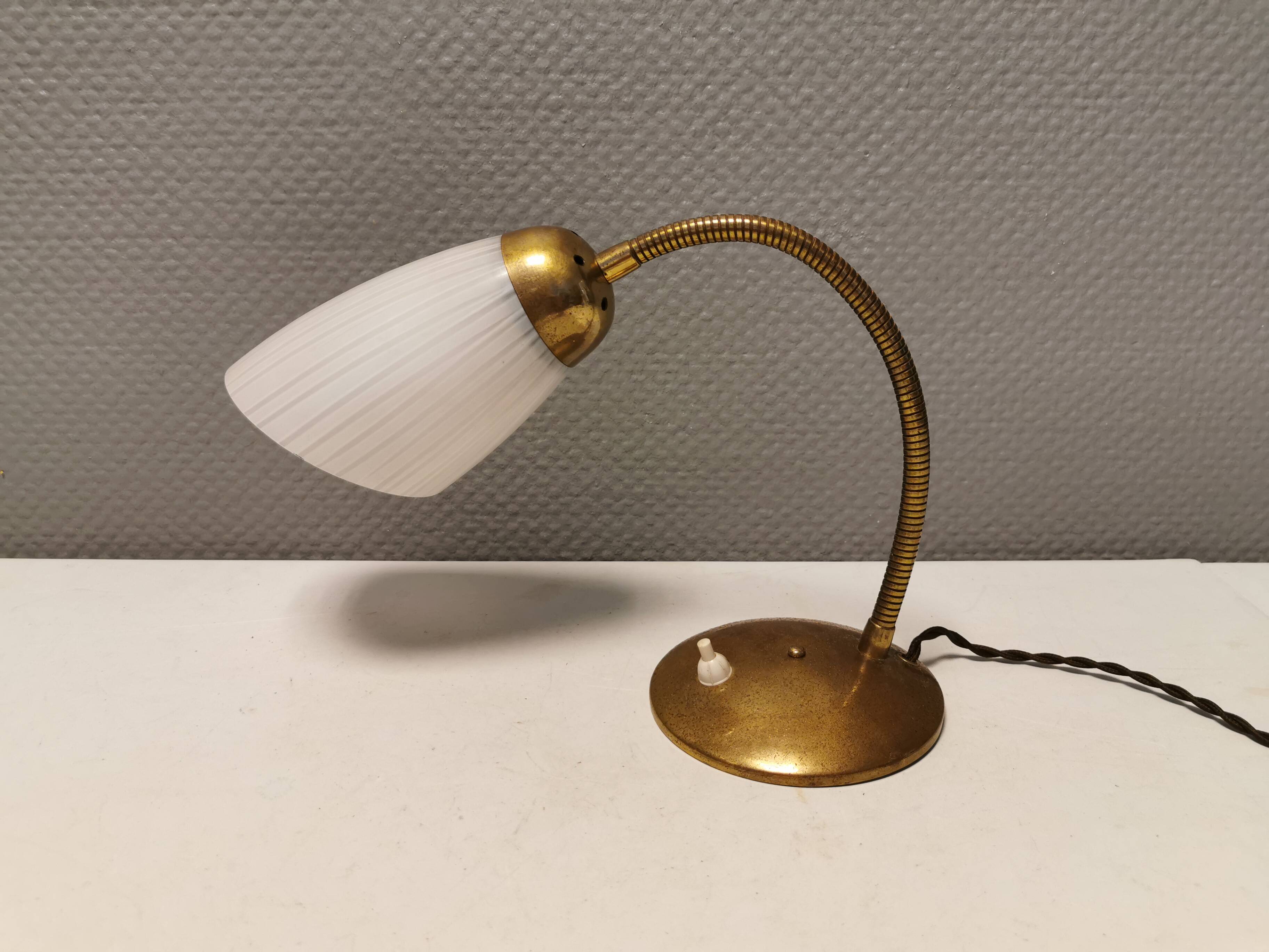 Lampe de table, estimée des années 1950-60. fabriquée en métal, laiton et verre.