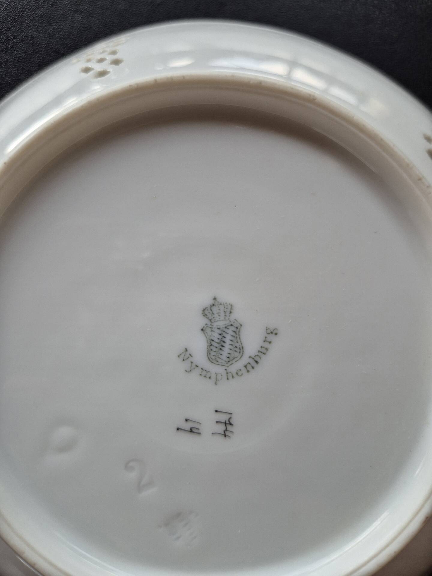 Small bowl / pierced plate in painted Nymphenburg porcelain.