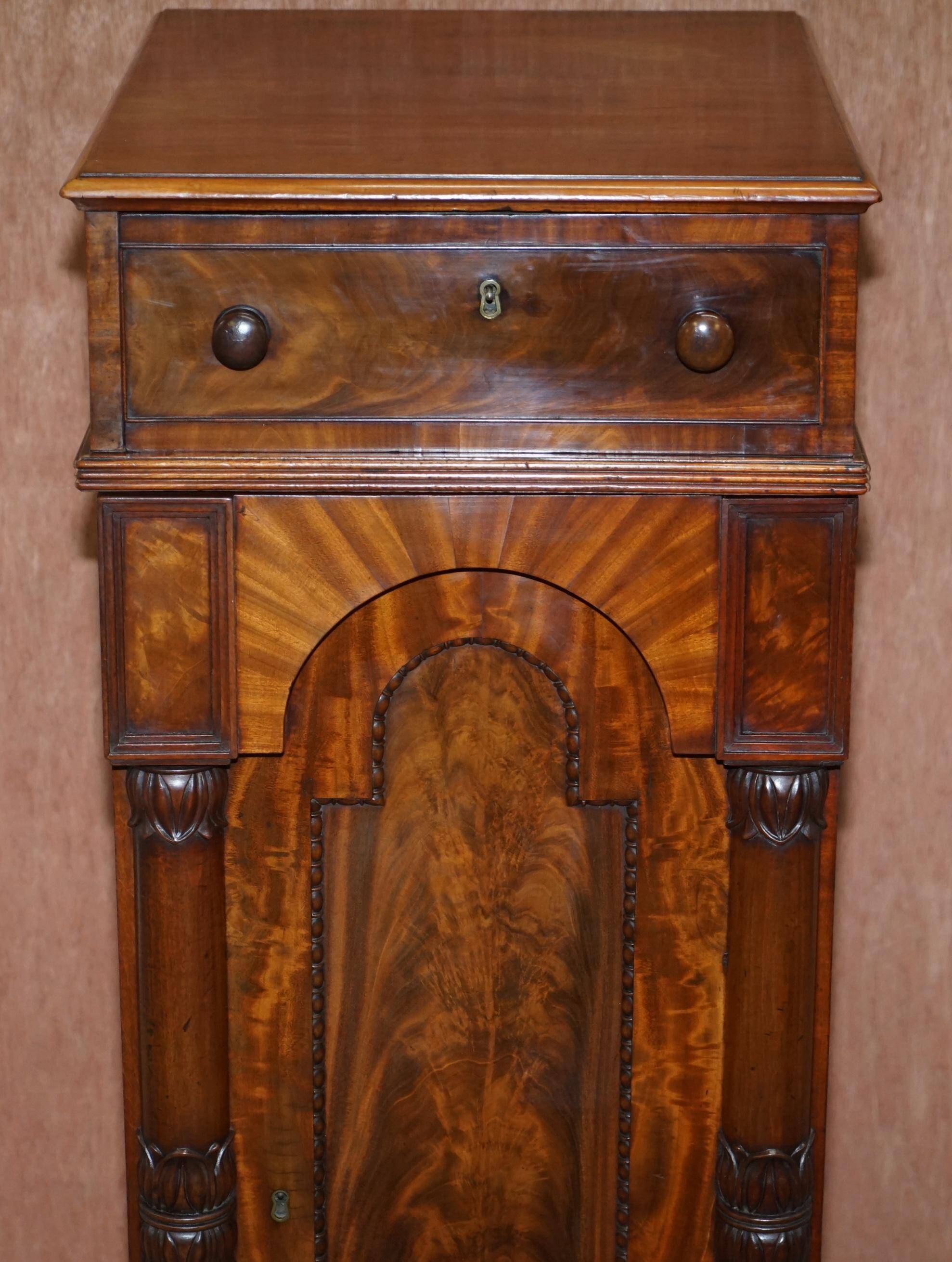 Paire de Grands Cabinets Latéraux William IV 1830 en Bois Massif Flammé avec Tiroirs