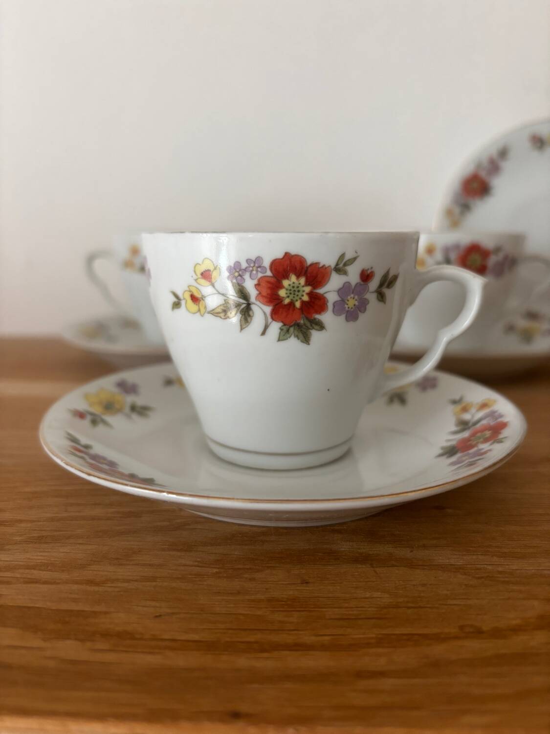 Vintage lot de 3 tasses et 4 soucoupes motif floral