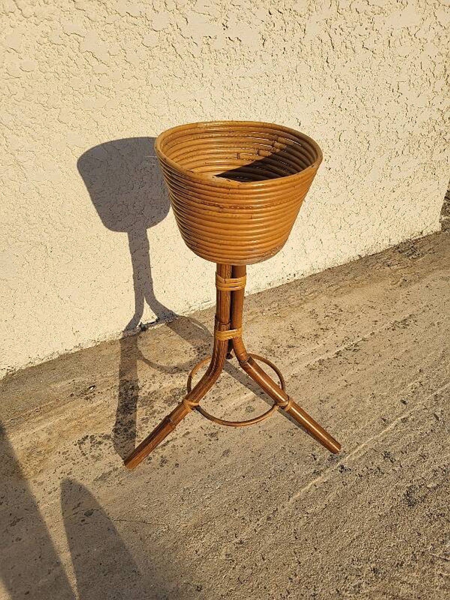PORTE POT DE FLEUR EN ROTIN 1960