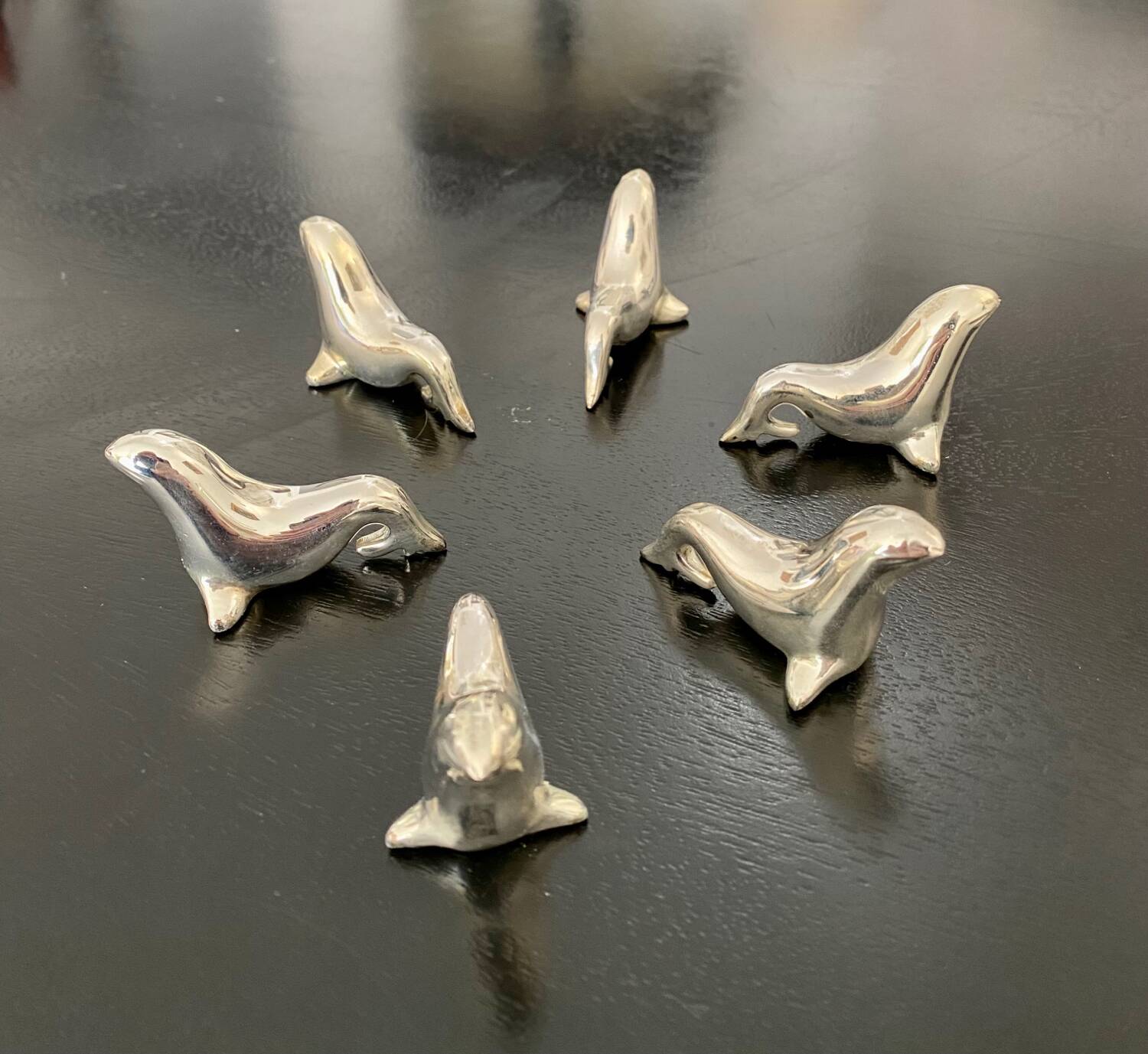 6 dolphin-shaped knife holders in silver-colored metal