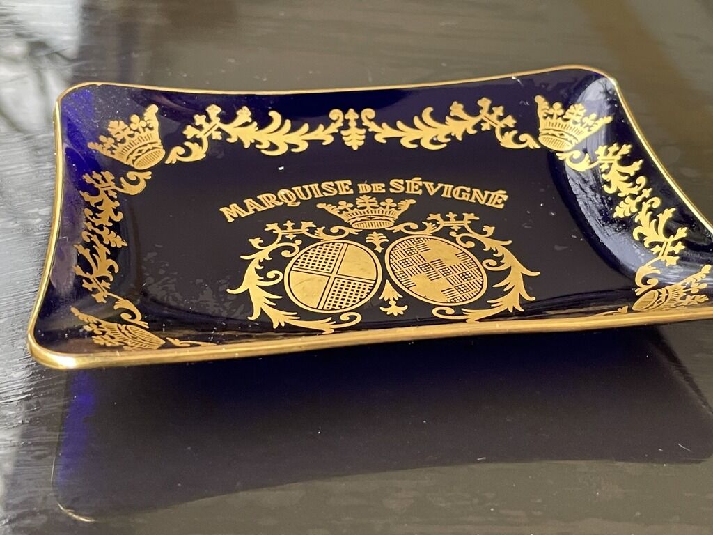 Empty Marquise de Sévigné glass pocket