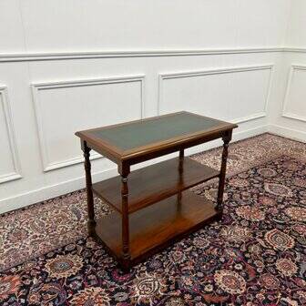 Table d'appoint anglaise classique avec dessus en cuir vert