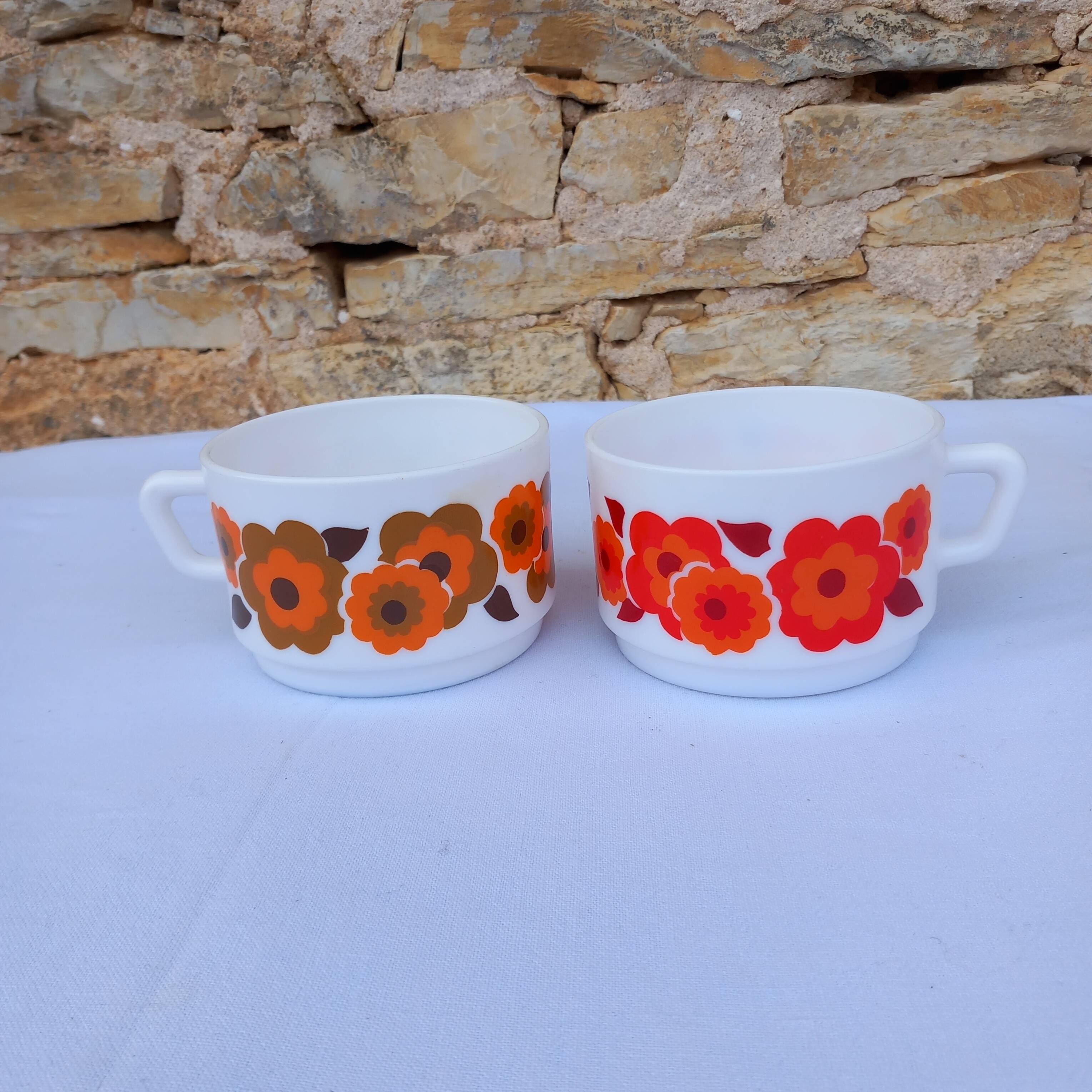 2 large 70s Arcopal cups - Lotus pattern