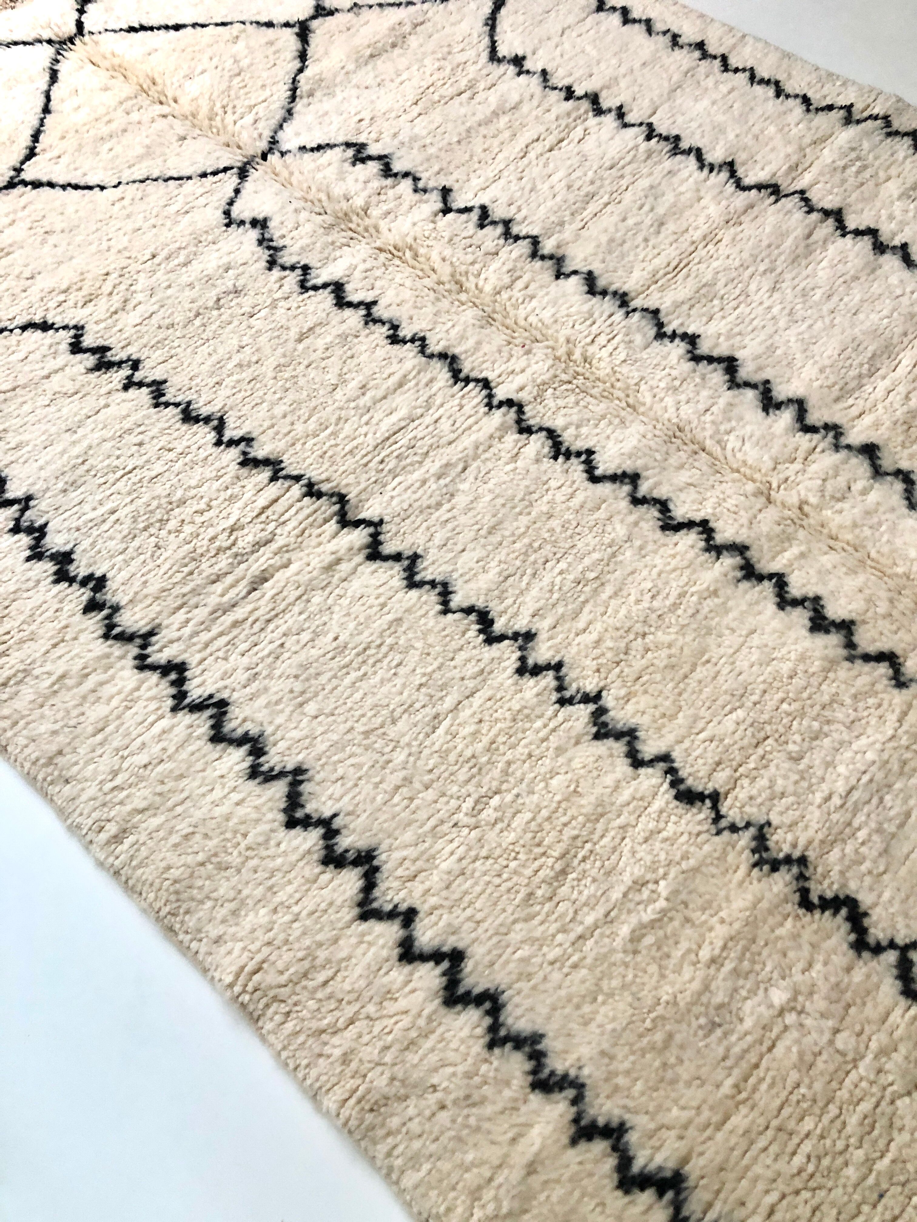 Berber carpet Beni Ouarain with black graphic patterns 2,43 x 1.65 m
