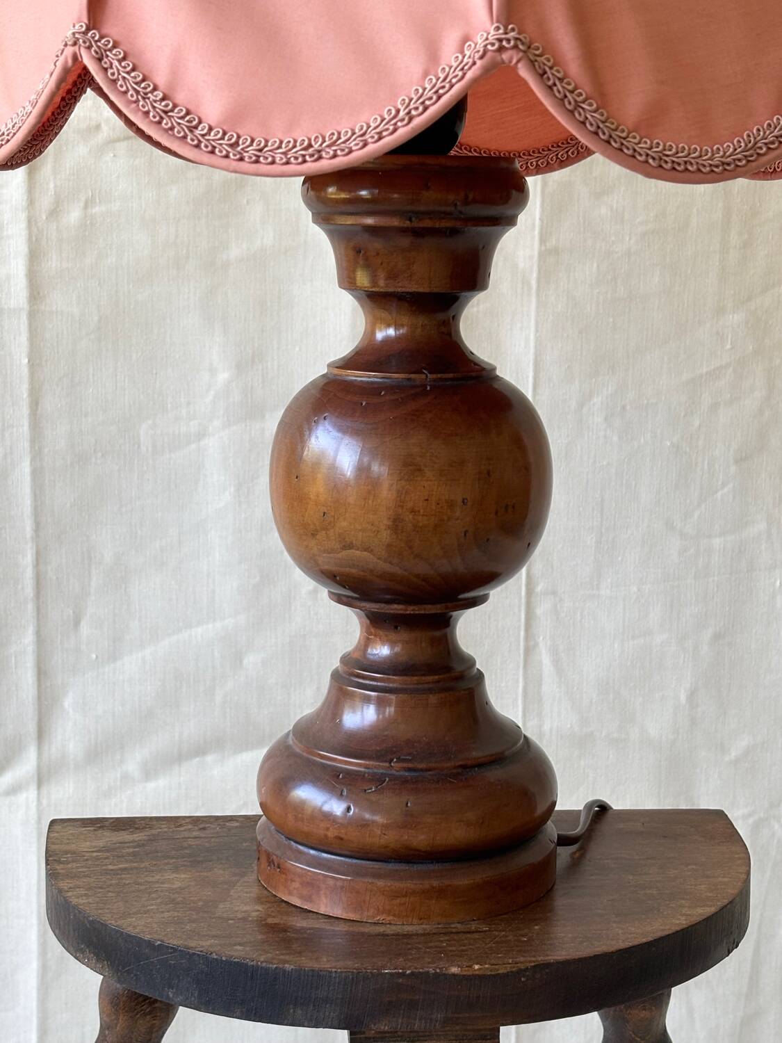 1950s wooden and pink fabric table lamp