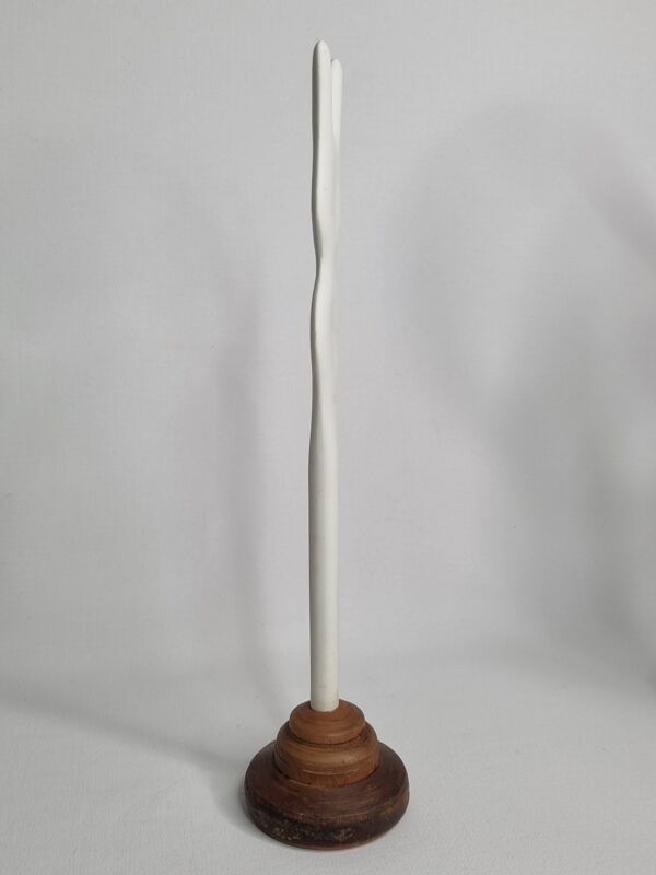 Sculpture d’inspiration biomorphique, sur socle en bois industriel, 35 cm