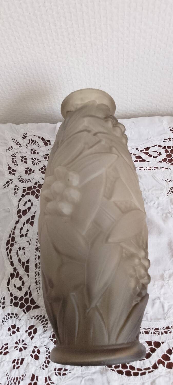 Espaivet vase "foliage and berries" art deco.