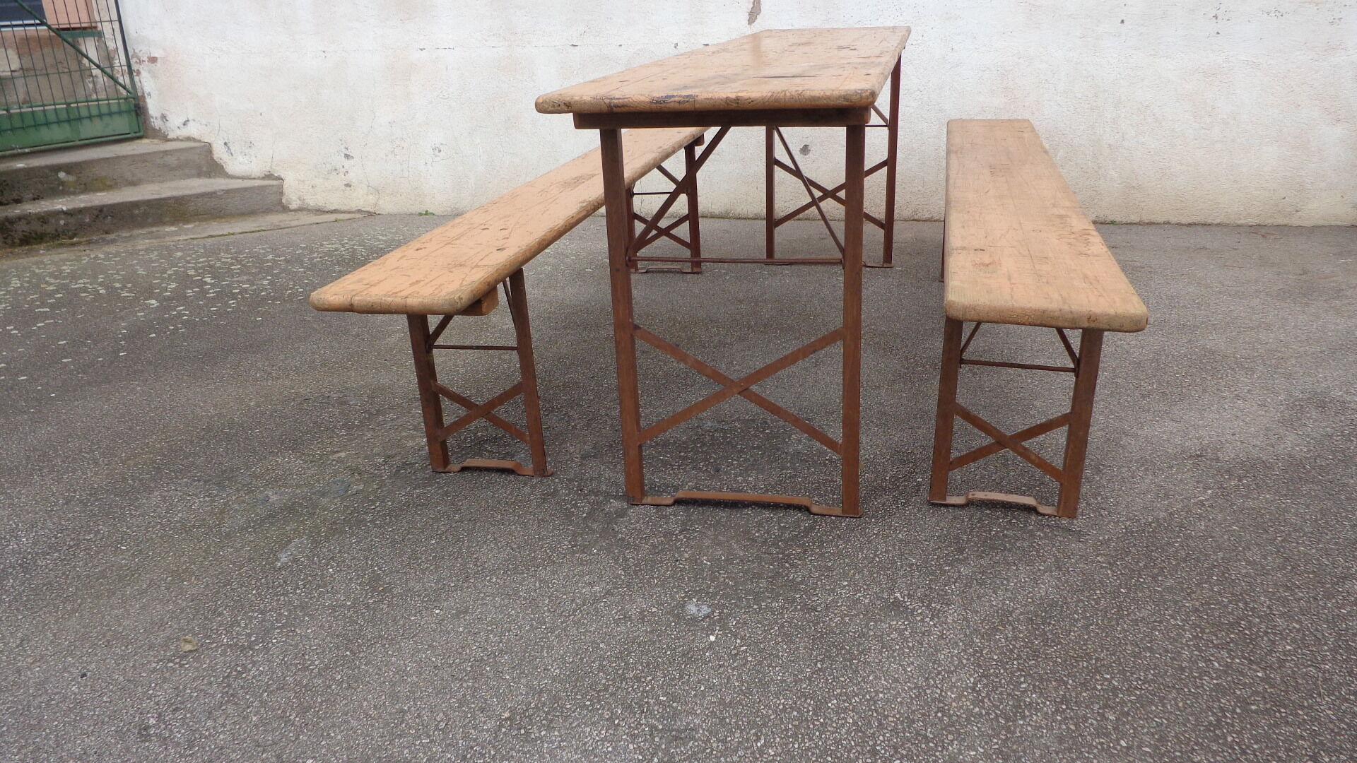 Table et 2 bancs pliants