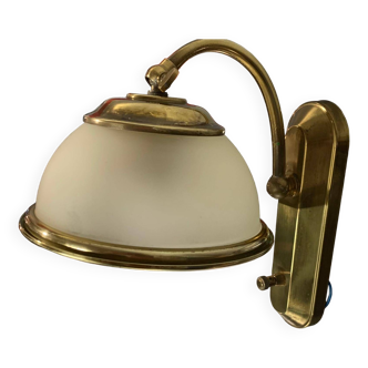 Vintage wall light in brass and opaline