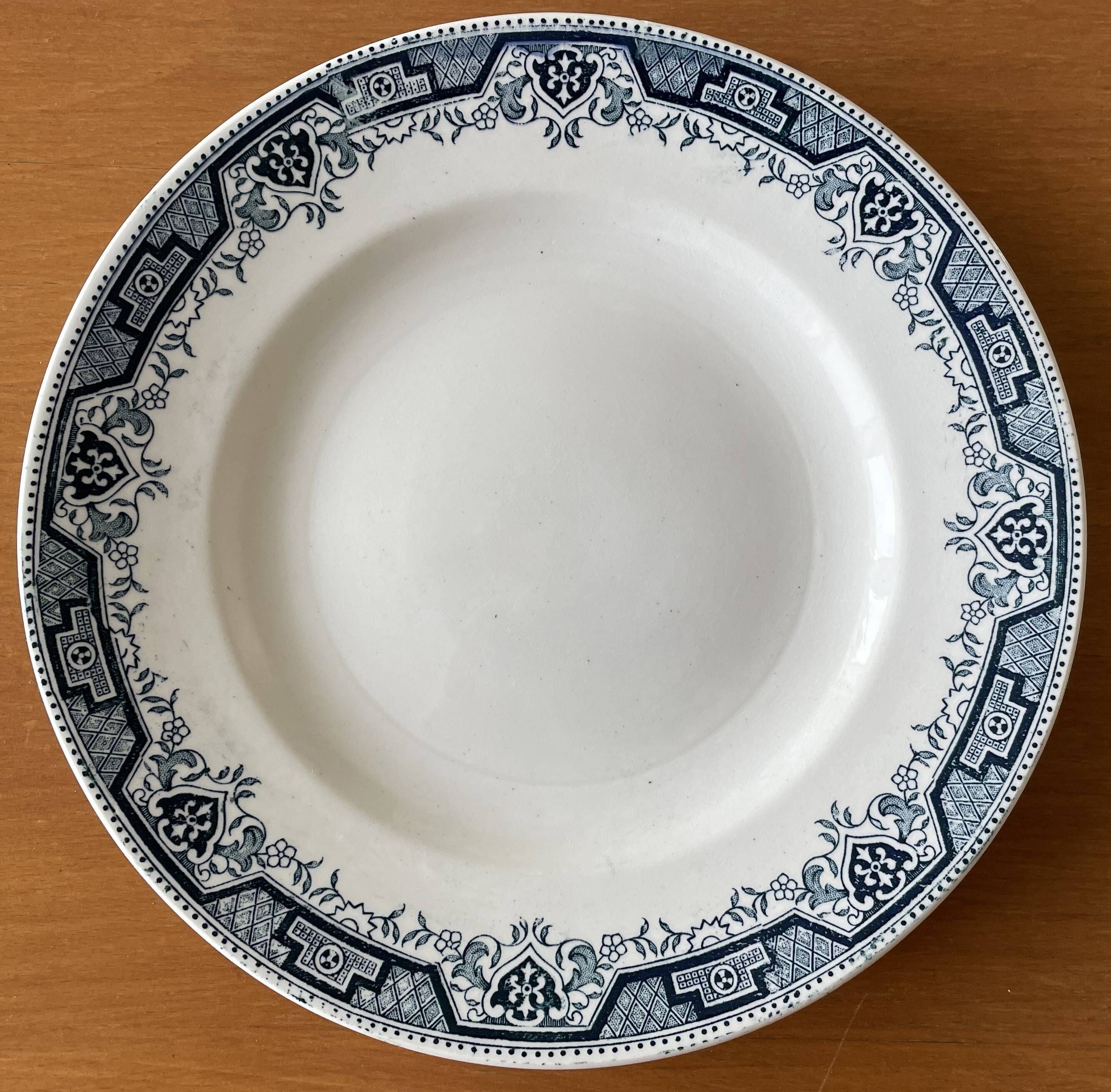 6 antique flat plates in Saint-Amand earthenware (Nord)