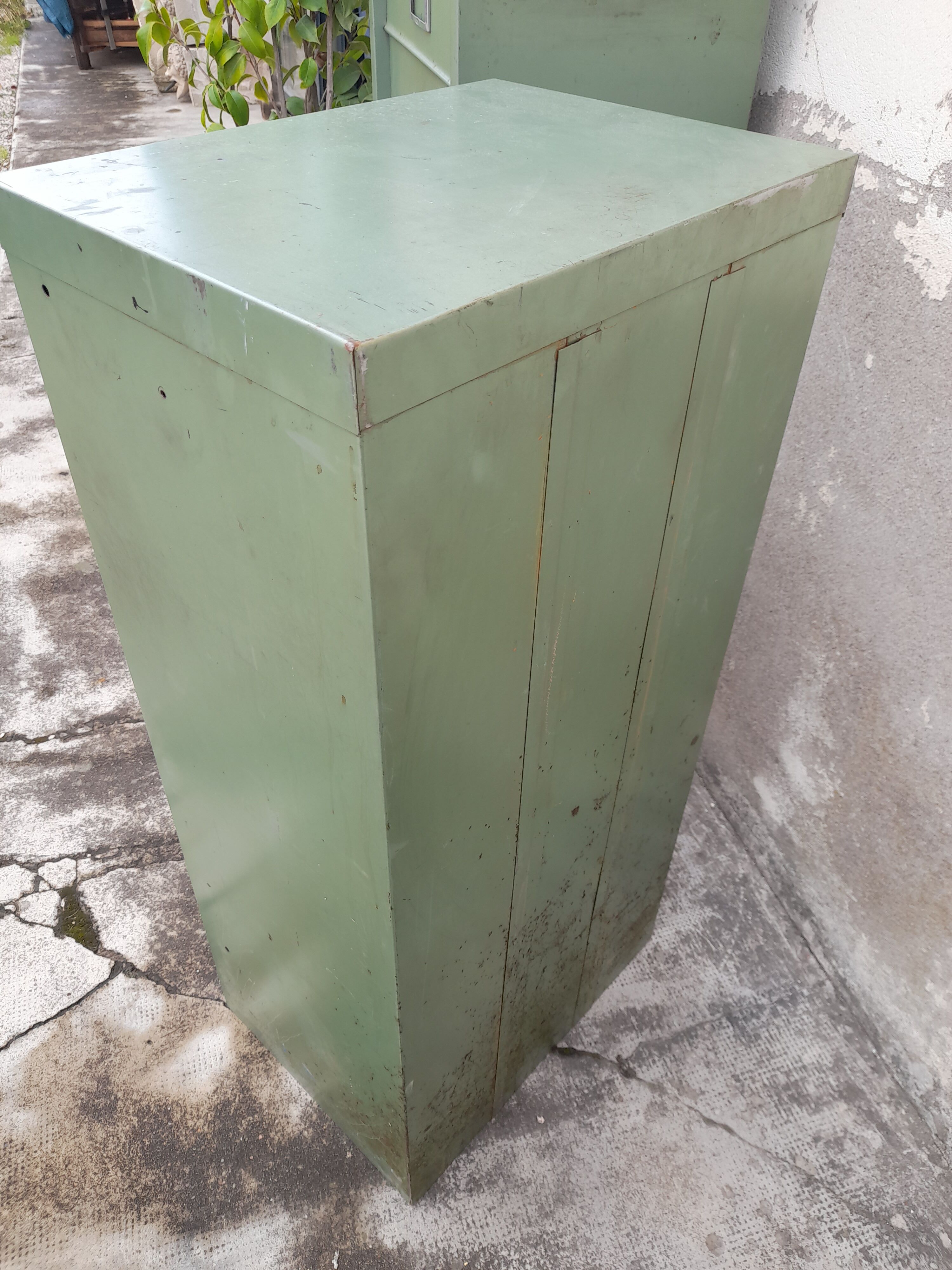 Iron clamshell cabinet