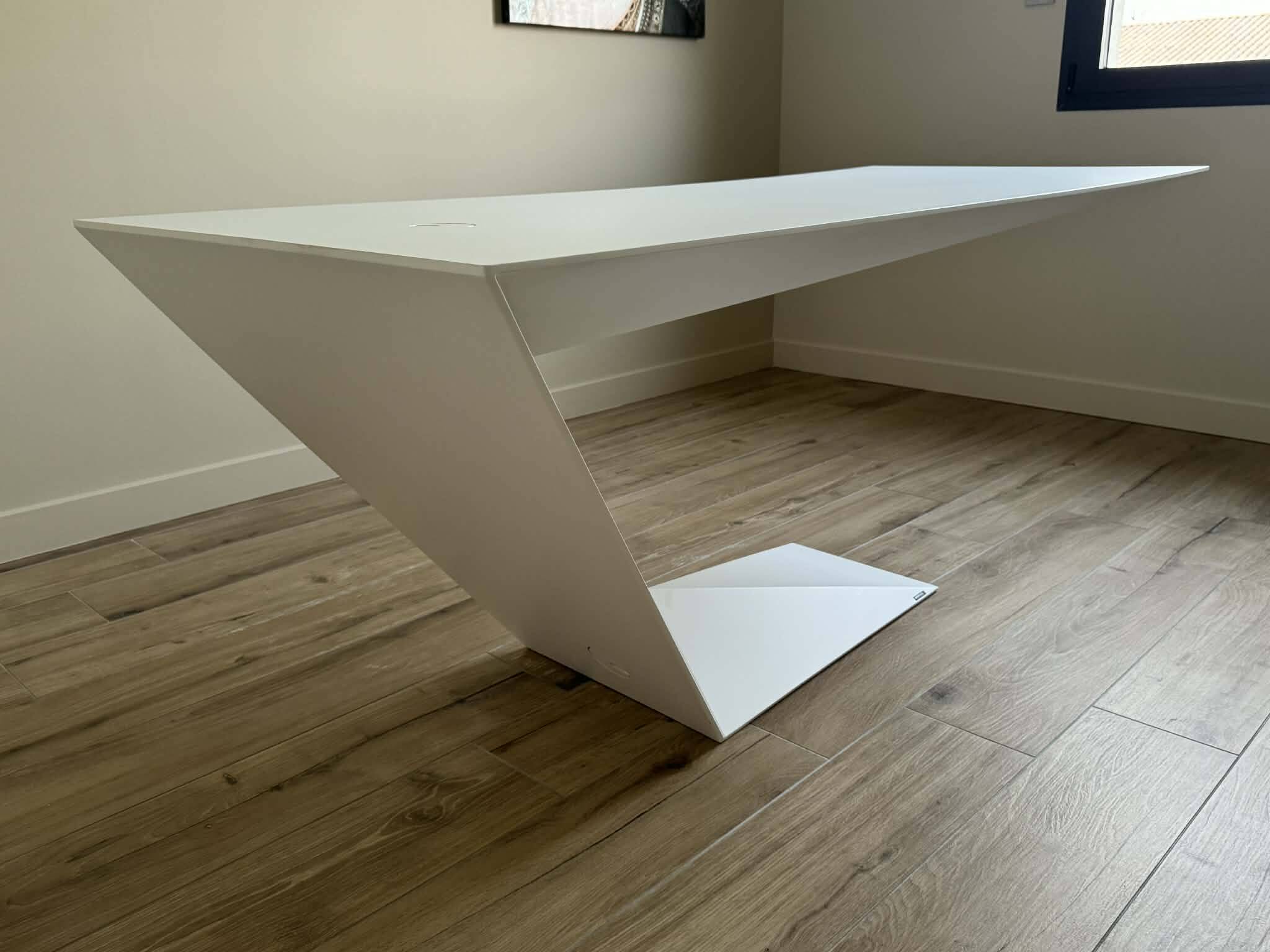 White lacquered desk model Furtif by Daniel Rode for Roche Bobois