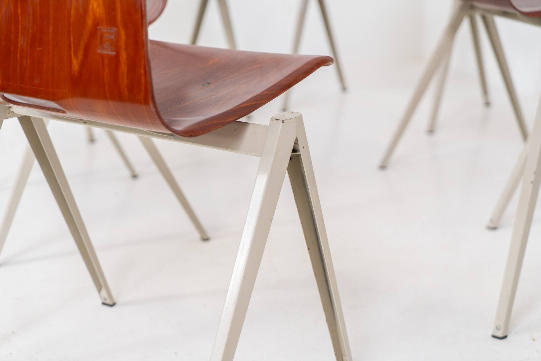 Ensemble de 6 chaises de salle à manger industrielles "S22" par Pagholz